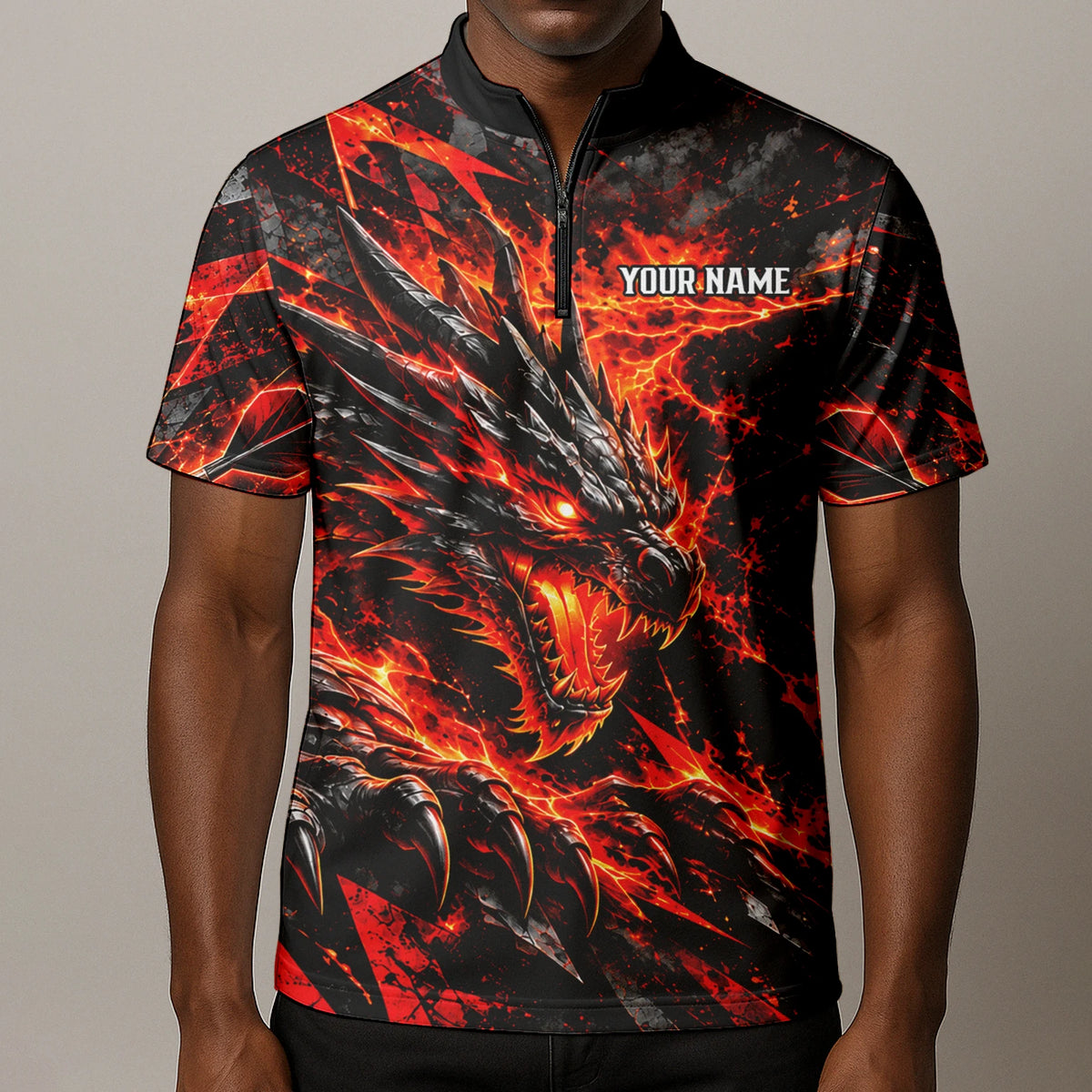 Personalisiertes Dartshirt mit schwarz-rotem Feuerdrachen und Dartscheibe für Herren B0683