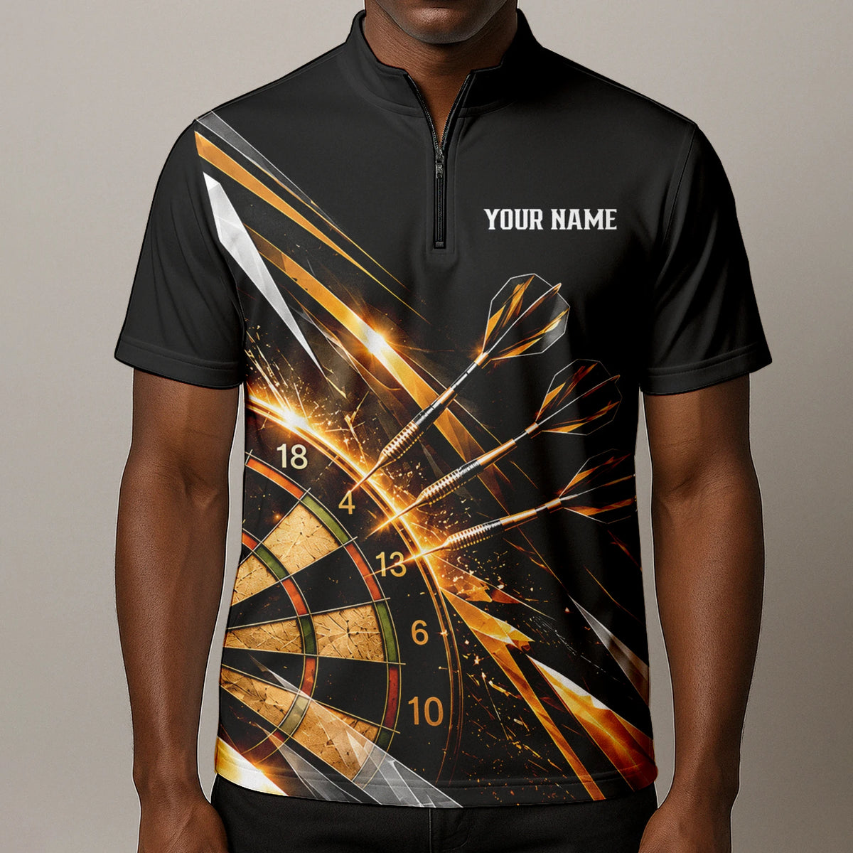 Personalisiertes Dartshirt in Schwarz, Gold und Weiß mit geometrischen Linien, Dartpfeilen, Krone und Dartscheibe für Herren V3775