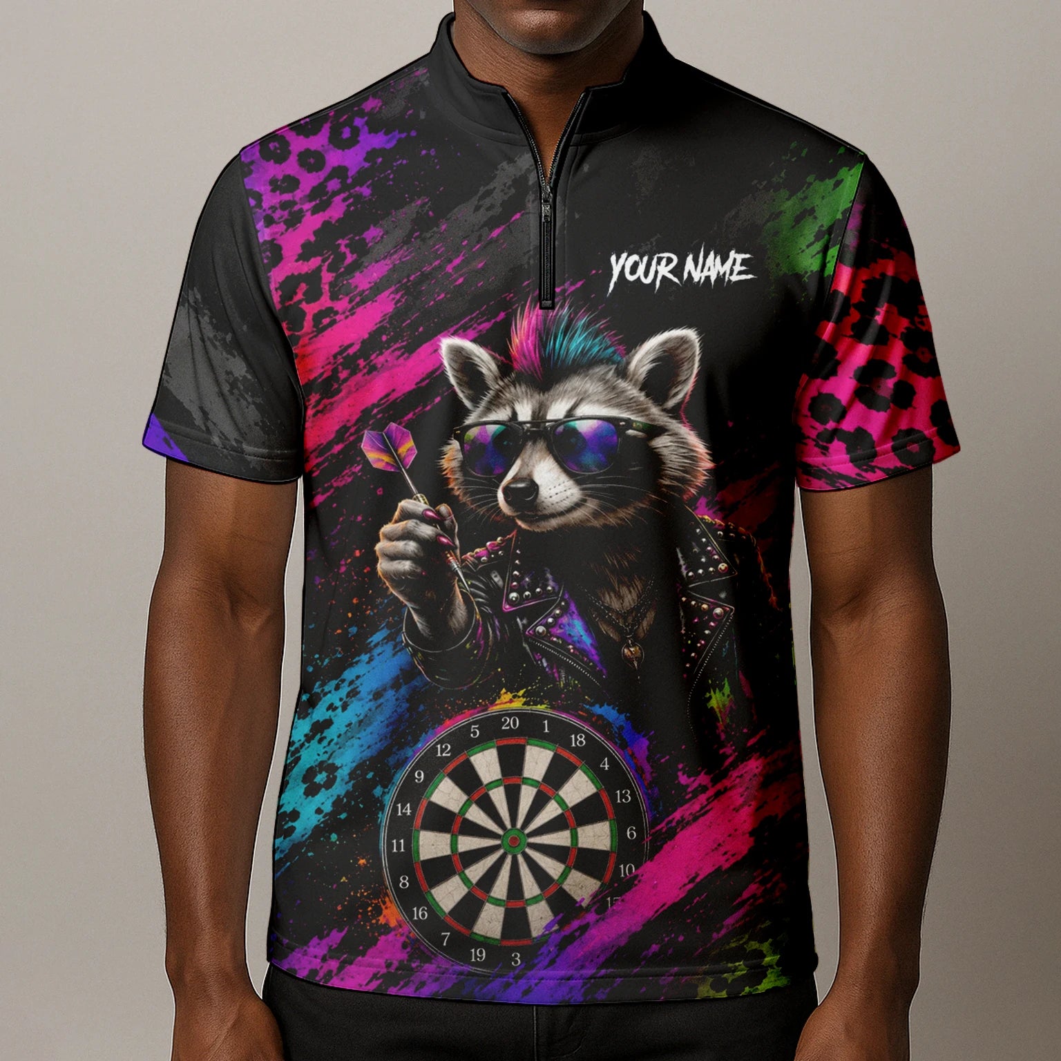 Personalisiertes Schwarz-buntes Punk-Waschbär-Dartboard Dartshirt für Herren E164
