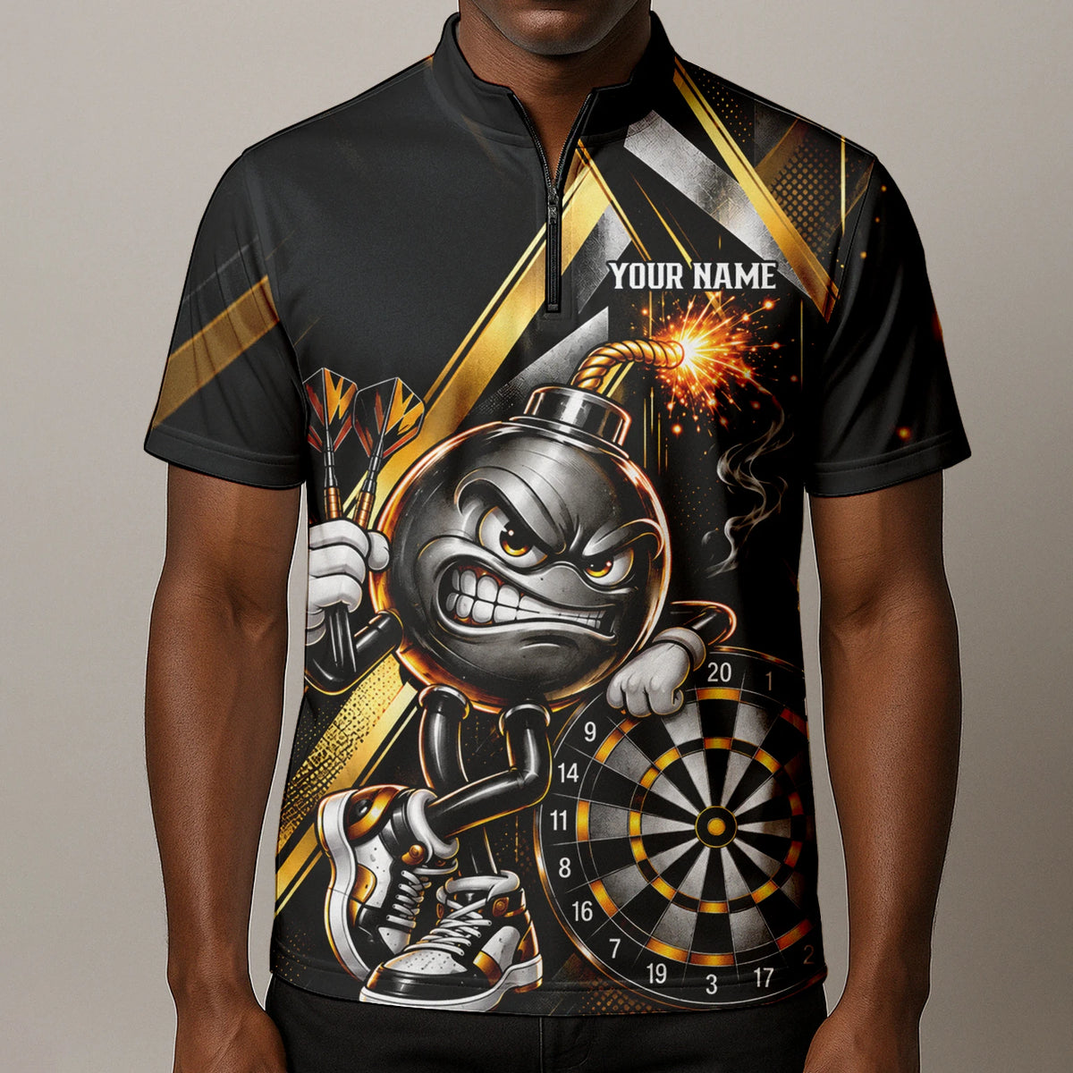 Personalisiertes Dartshirt in Schwarz und Gold mit wütender Comic-Bombe, Pokal und Dartscheibe für Herren R0150