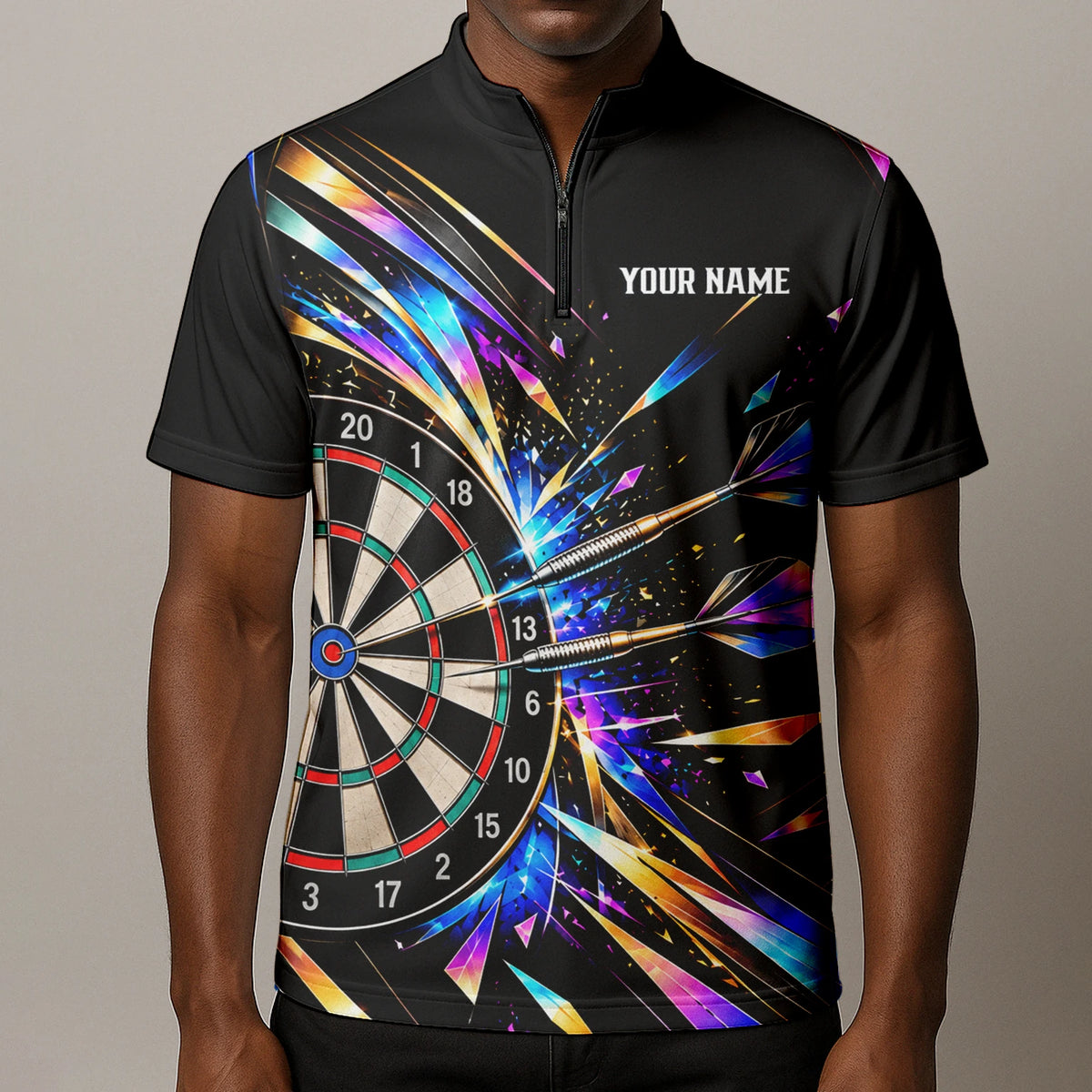 Personalisiertes Dartshirt in Schwarz mit bunten geometrischen Splittern und Dartscheibe für Herren L2897