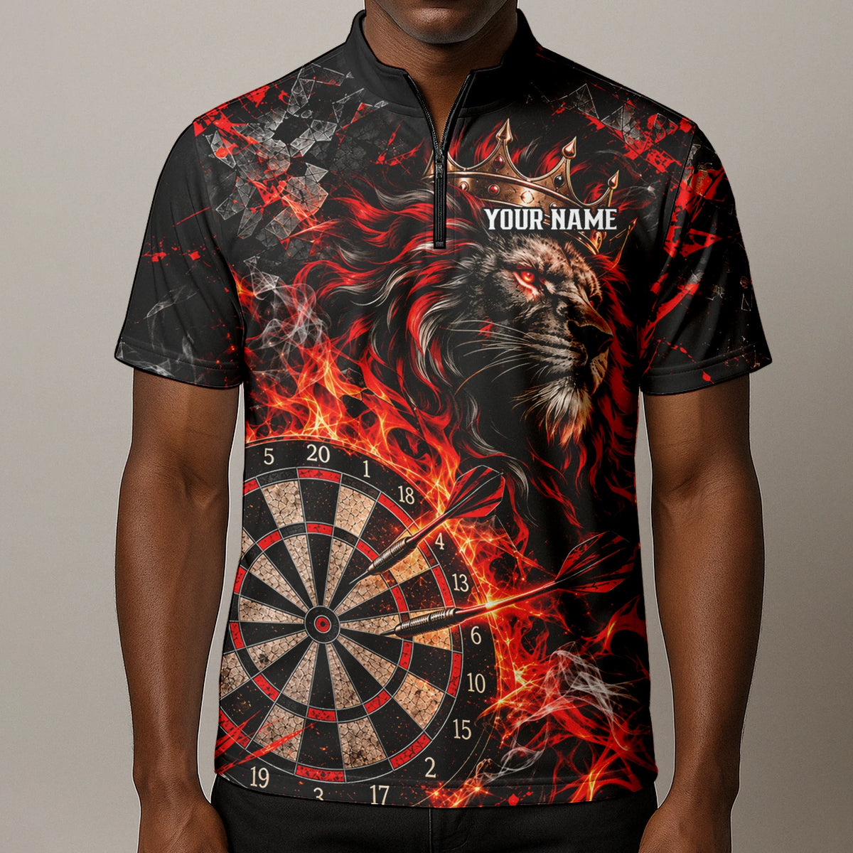 Personalisiertes Dartshirt in Schwarz und Rot mit gekröntem Löwen, Flammen und Dartscheibe für Herren O5343