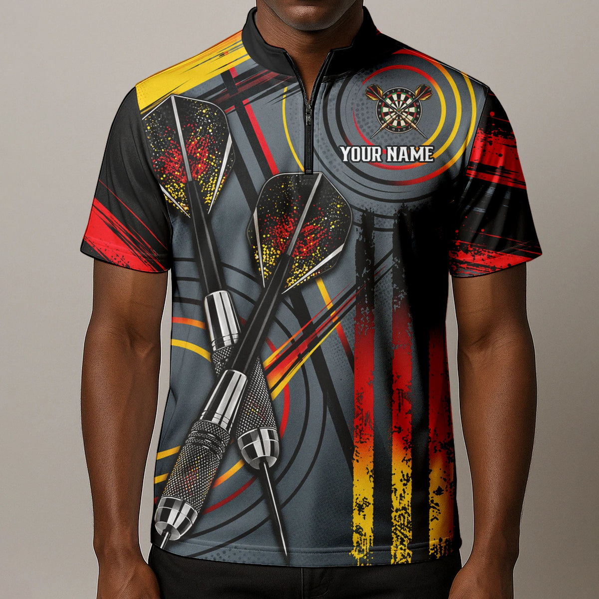 Personalisiertes Dartshirt in Grau, Schwarz, Rot und Gelb mit Dartpfeilen und Dartscheibe für Herren E2718
