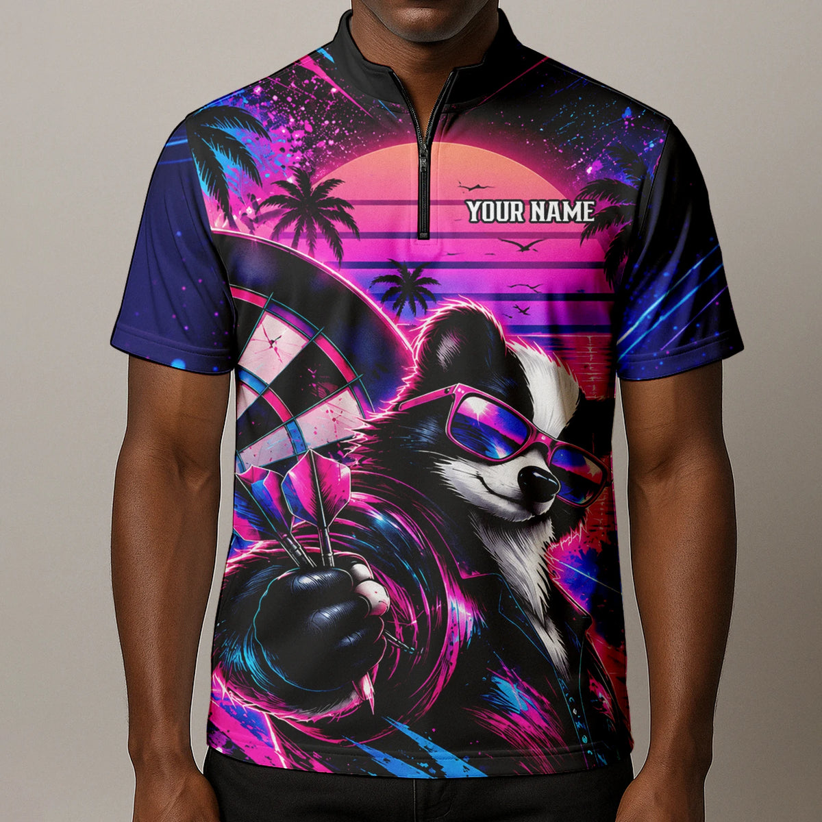 Personalisiertes Dartshirt in Pink, Lila und Blau mit Neon-Waschbären, Palmen, Sonnenuntergang und Dartscheibe für Herren N5114
