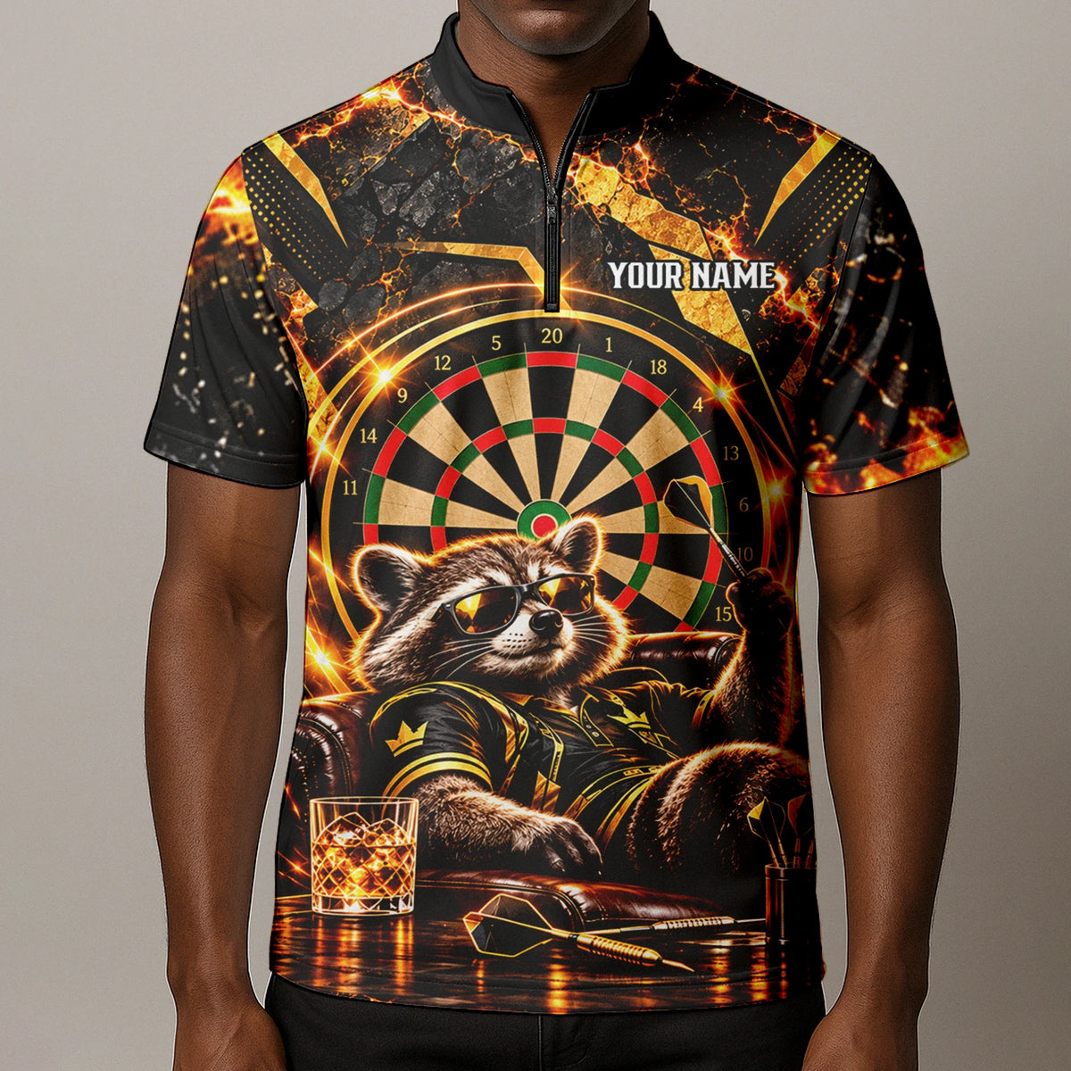 Personalisiertes Dartshirt mit schwarz-goldenem Waschbären und Dartscheibe für Herren B7615