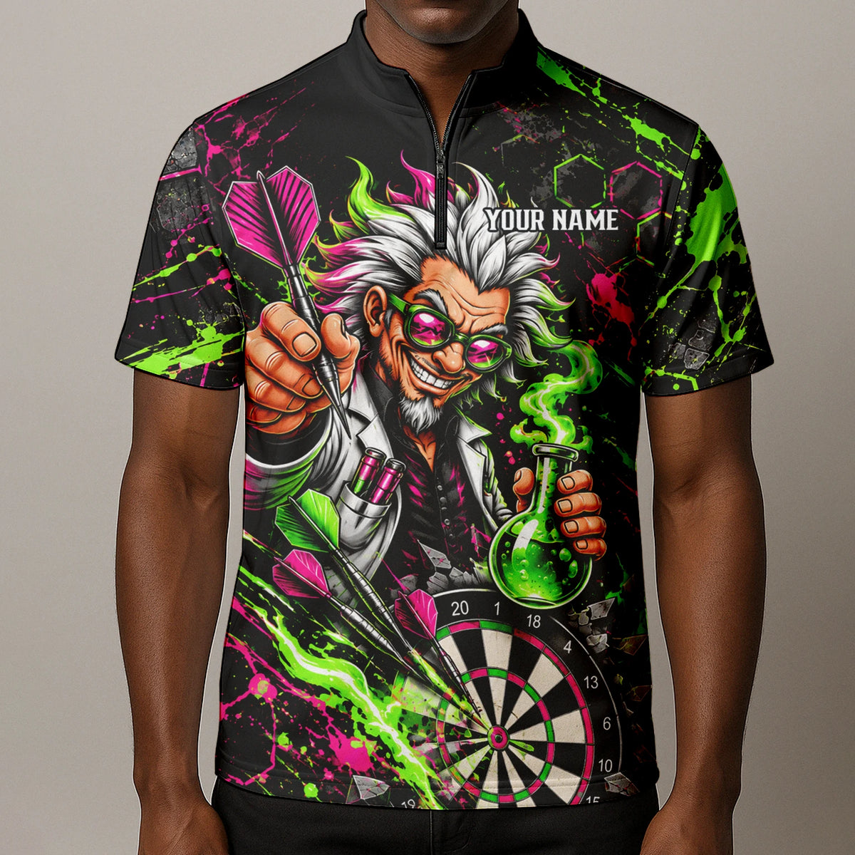 Personalisiertes Dartshirt in Schwarz, Grün und Pink mit verrücktem Wissenschaftler und Dartscheibe für Herren F9179