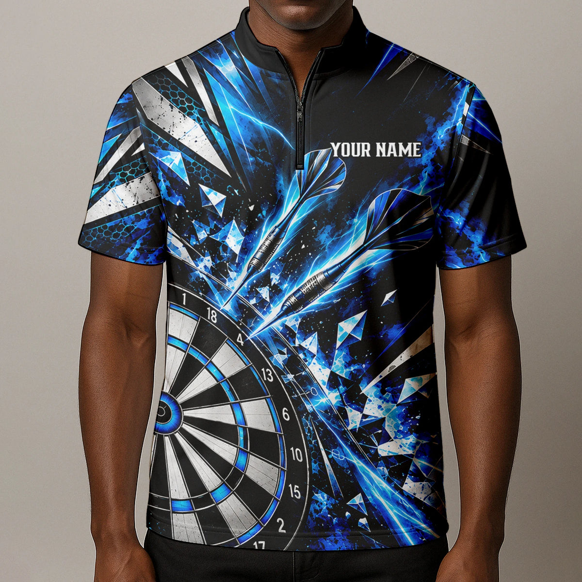 Personalisiertes Dartshirt in Schwarz, Blau und Silber mit geometrischen Splittern, Dartpfeilen und Dartscheibe für Herren N0176