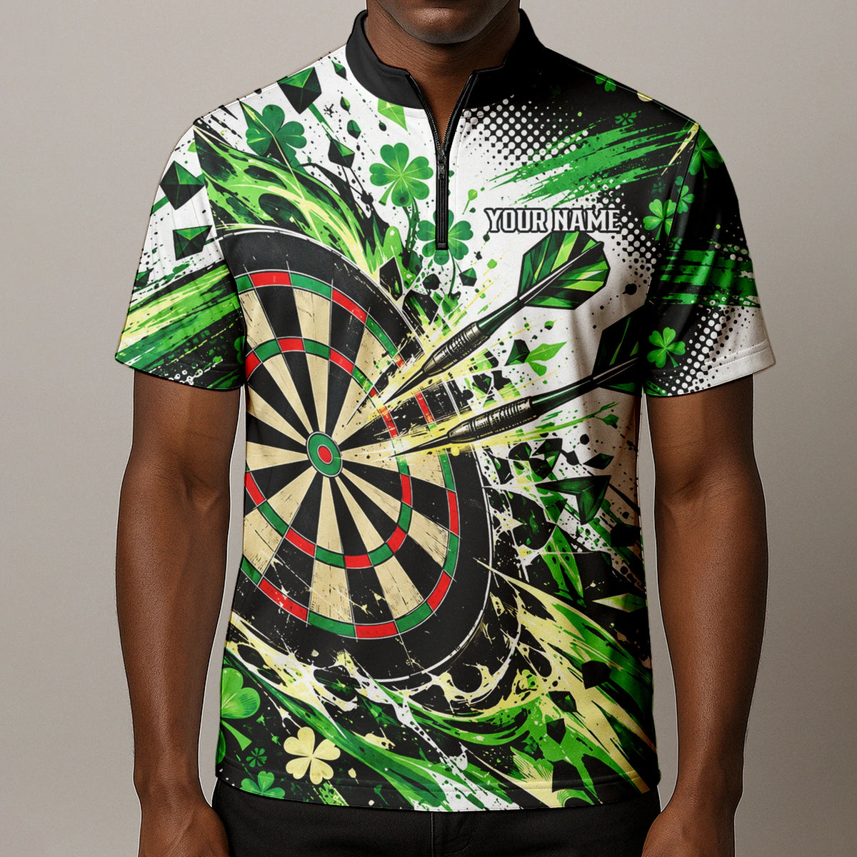 Personalisiertes Dartshirt in Grün, Schwarz und Weiß mit Kleeblättern und Dartscheibe für Herren J0950
