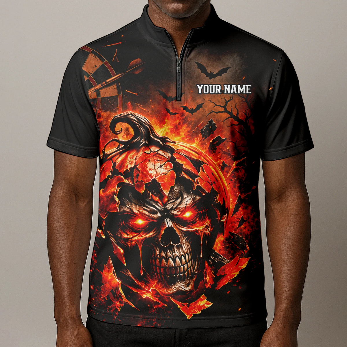 Personalisiertes Dartshirt in Schwarz und Orange mit flammendem Kürbis-Totenkopf und Dartscheibe für Herren S4076