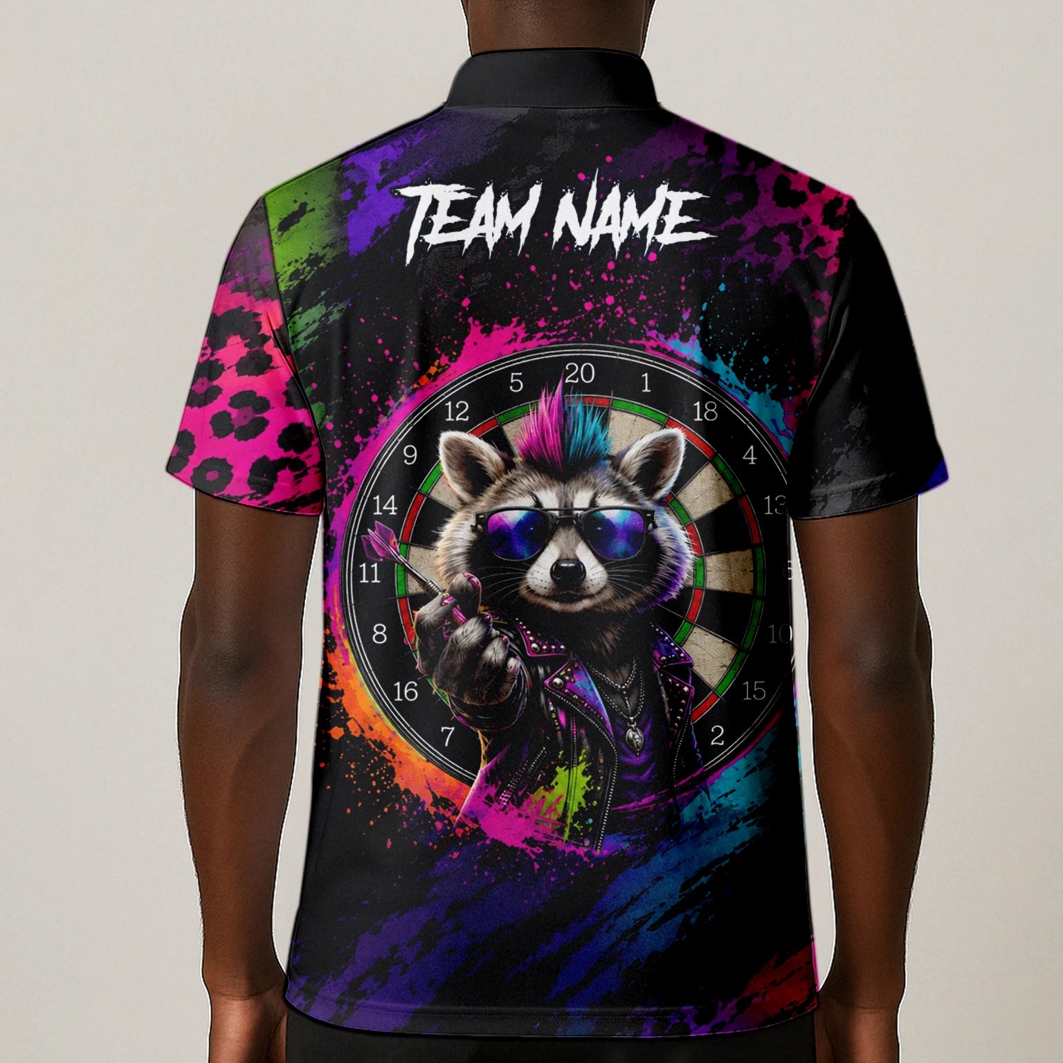 Personalisiertes Schwarz-buntes Punk-Waschbär-Dartboard Dartshirt für Herren E164