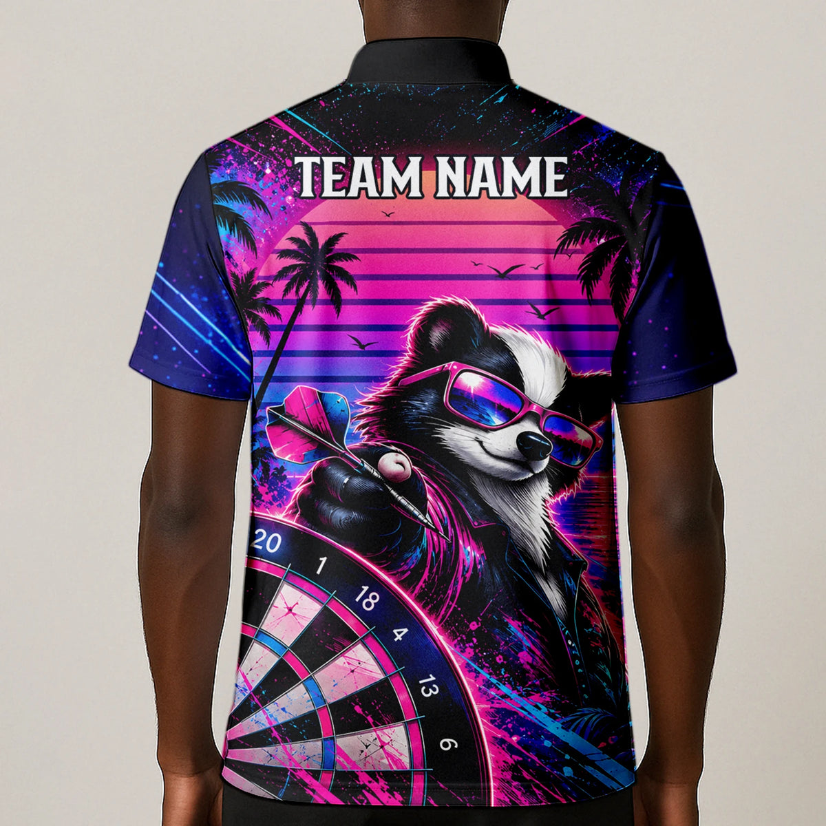 Personalisiertes Dartshirt in Pink, Lila und Blau mit Neon-Waschbären, Palmen, Sonnenuntergang und Dartscheibe für Herren N5114