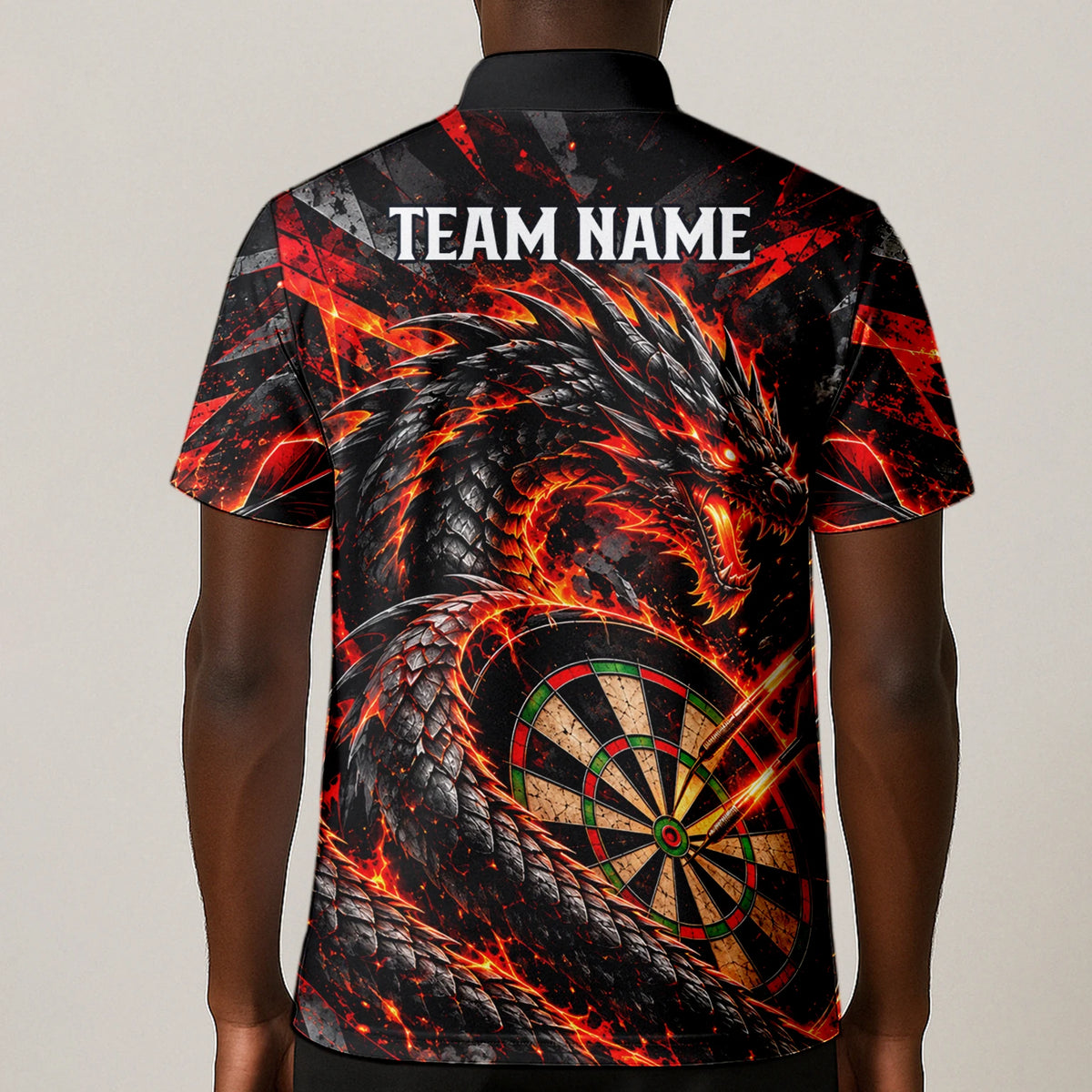 Personalisiertes Dartshirt mit schwarz-rotem Feuerdrachen und Dartscheibe für Herren B0683