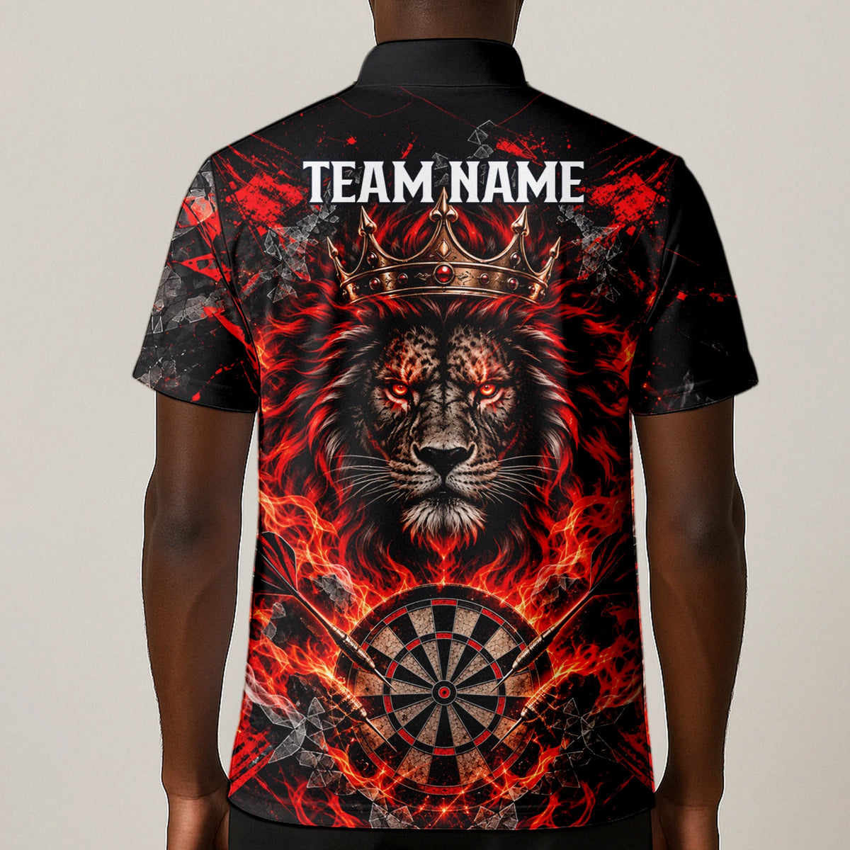Personalisiertes Dartshirt in Schwarz und Rot mit gekröntem Löwen, Flammen und Dartscheibe für Herren O5343