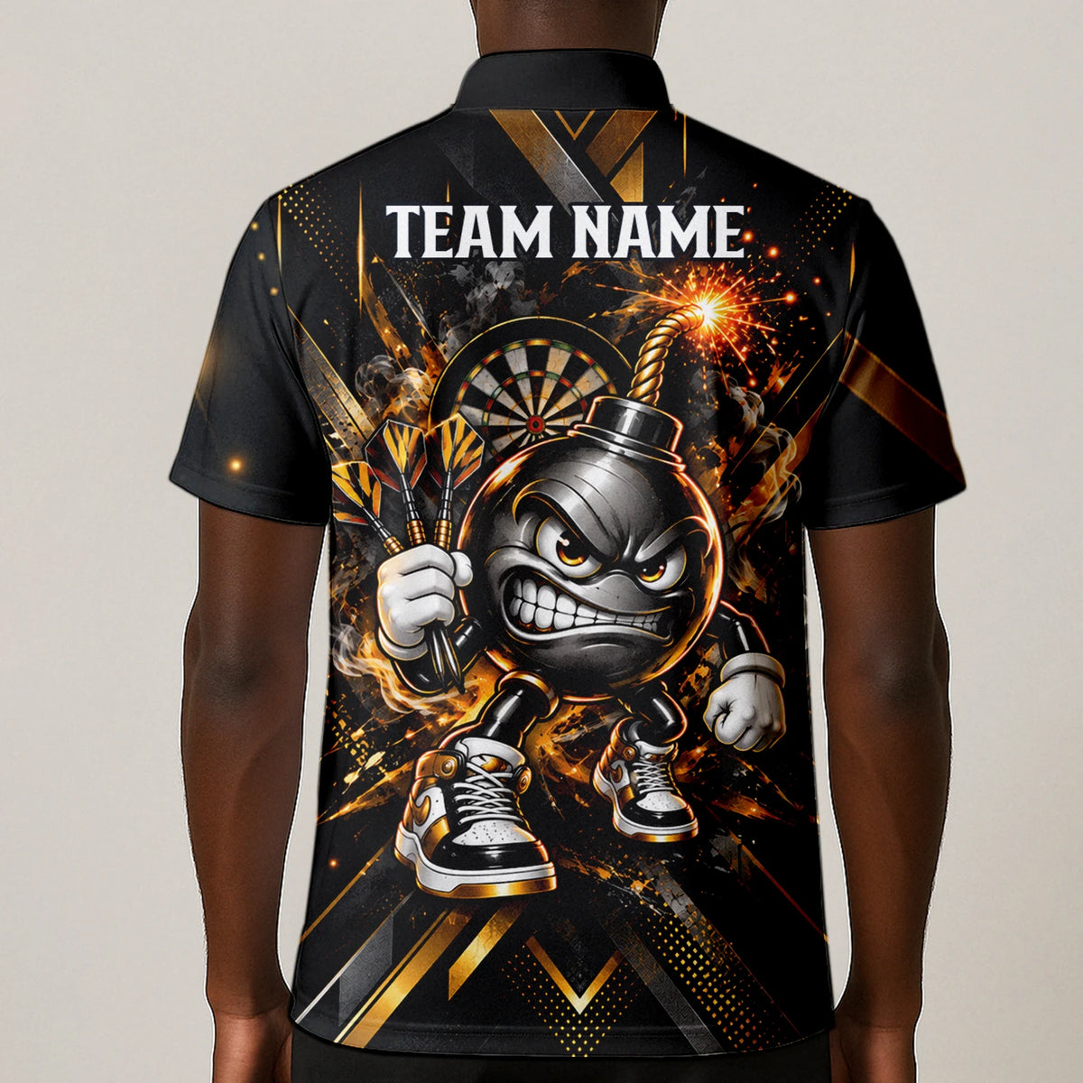 Personalisiertes Dartshirt in Schwarz und Gold mit wütender Comic-Bombe, Pokal und Dartscheibe für Herren R0150
