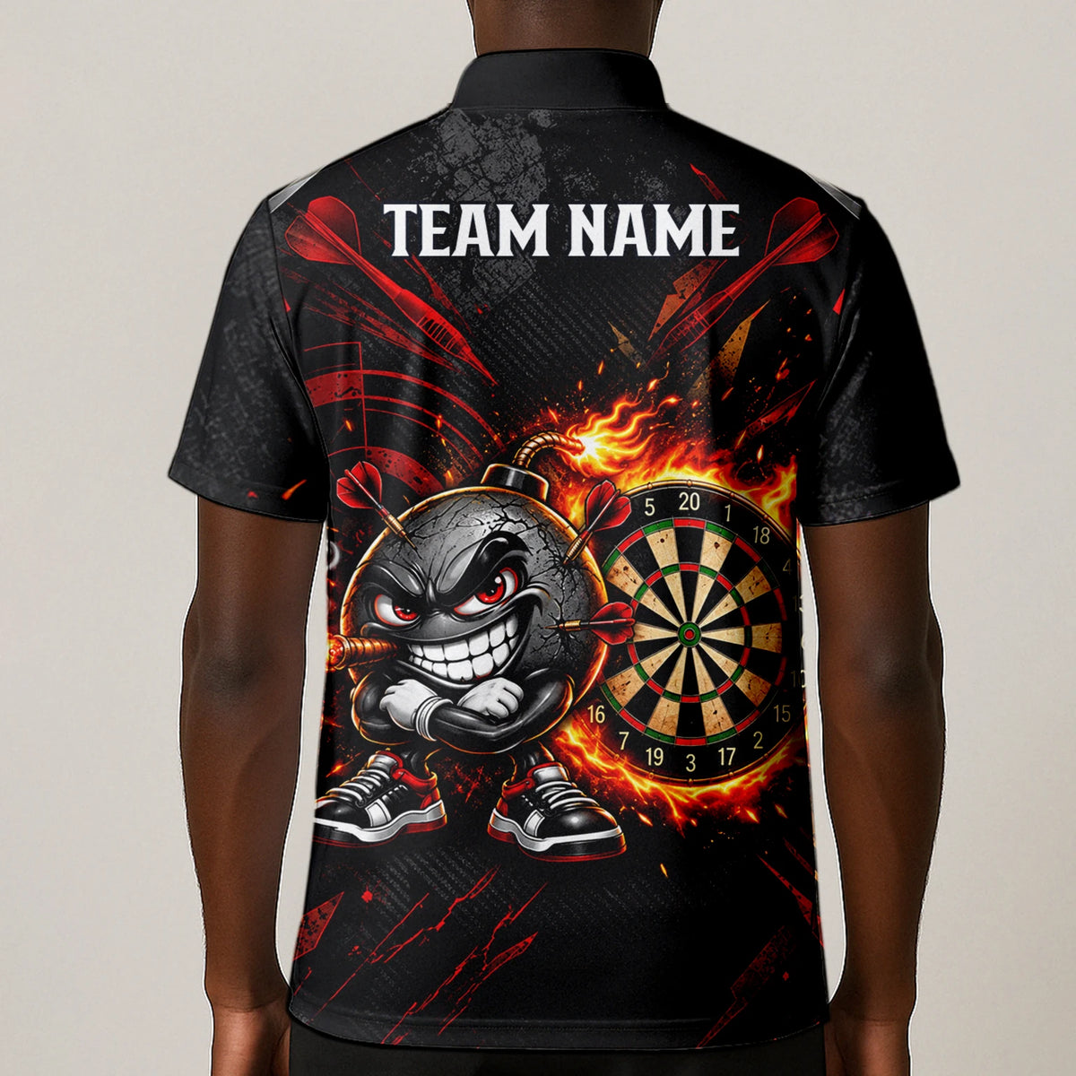 Personalisiertes Dartshirt mit schwarz-roter wütender Comic-Bombe und Dartscheibe für Herren C3423