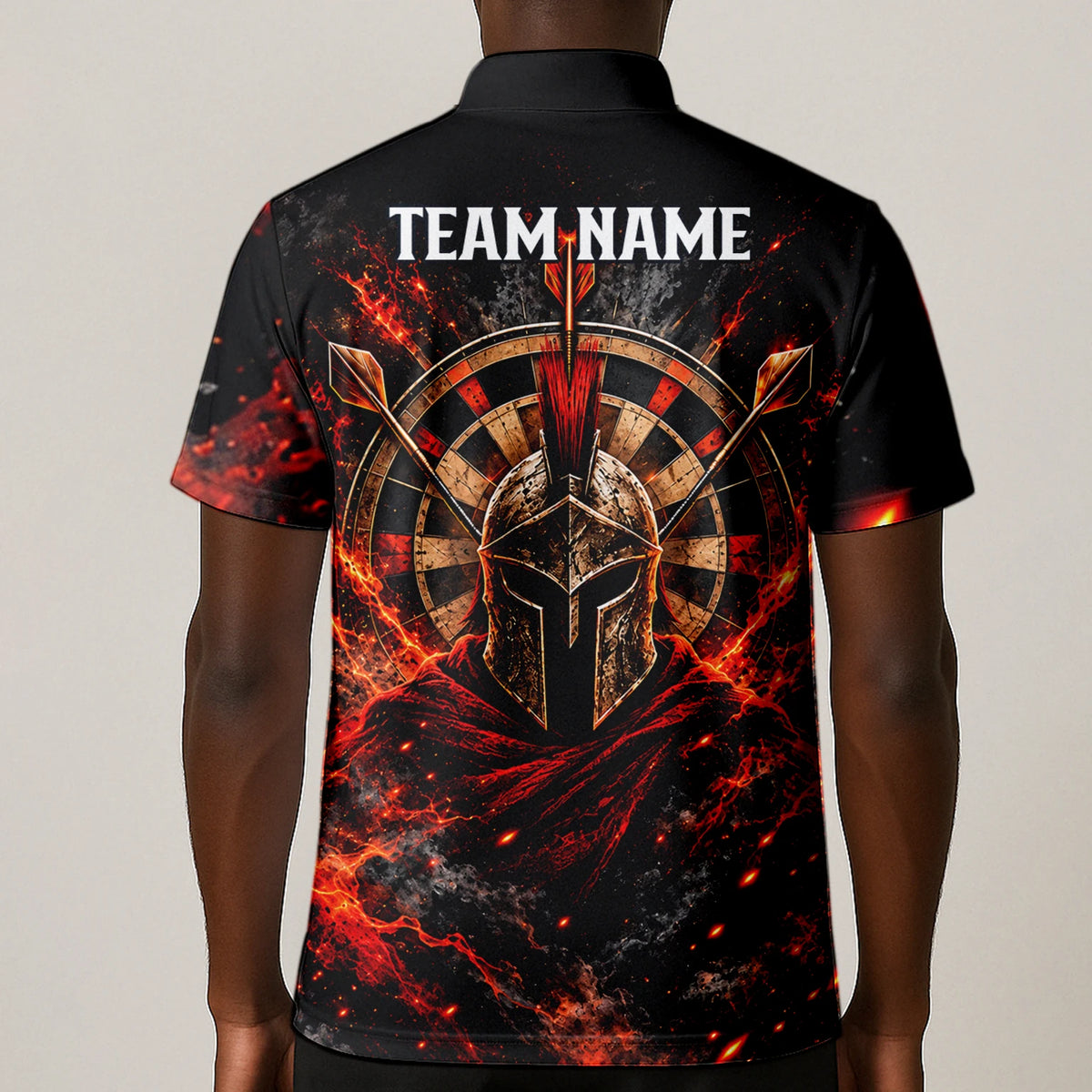Personalisiertes Dartshirt in Schwarz, Rot und Orange mit Spartanerhelm, Flammen und Dartscheibe für Herren Z3444