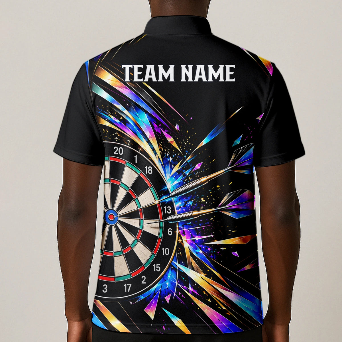 Personalisiertes Dartshirt in Schwarz mit bunten geometrischen Splittern und Dartscheibe für Herren L2897