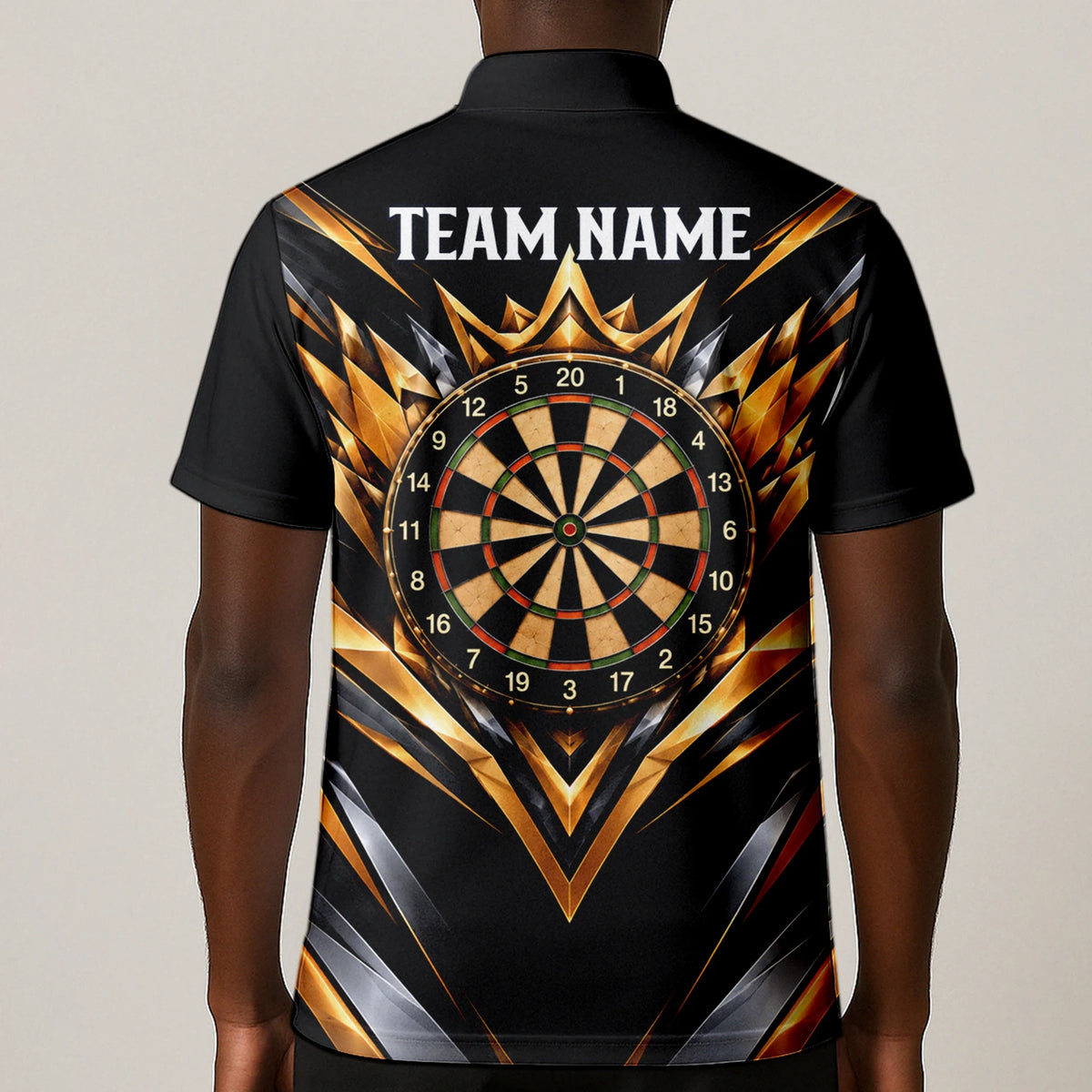 Personalisiertes Dartshirt in Schwarz, Gold und Weiß mit geometrischen Linien, Dartpfeilen, Krone und Dartscheibe für Herren V3775