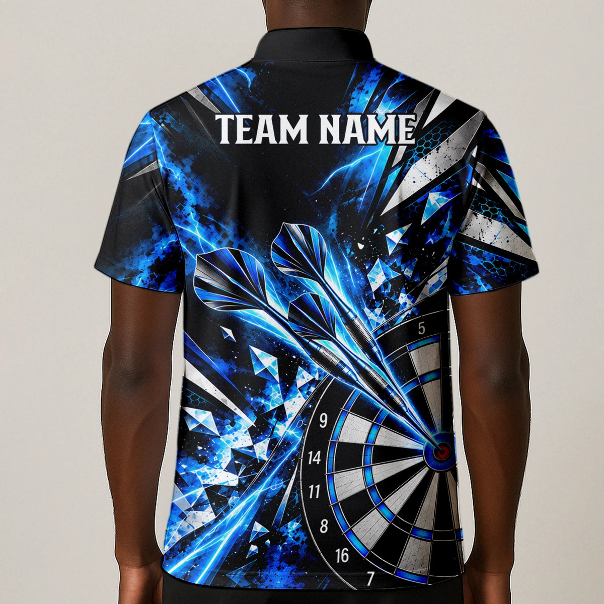 Personalisiertes Dartshirt in Schwarz, Blau und Silber mit geometrischen Splittern, Dartpfeilen und Dartscheibe für Herren N0176