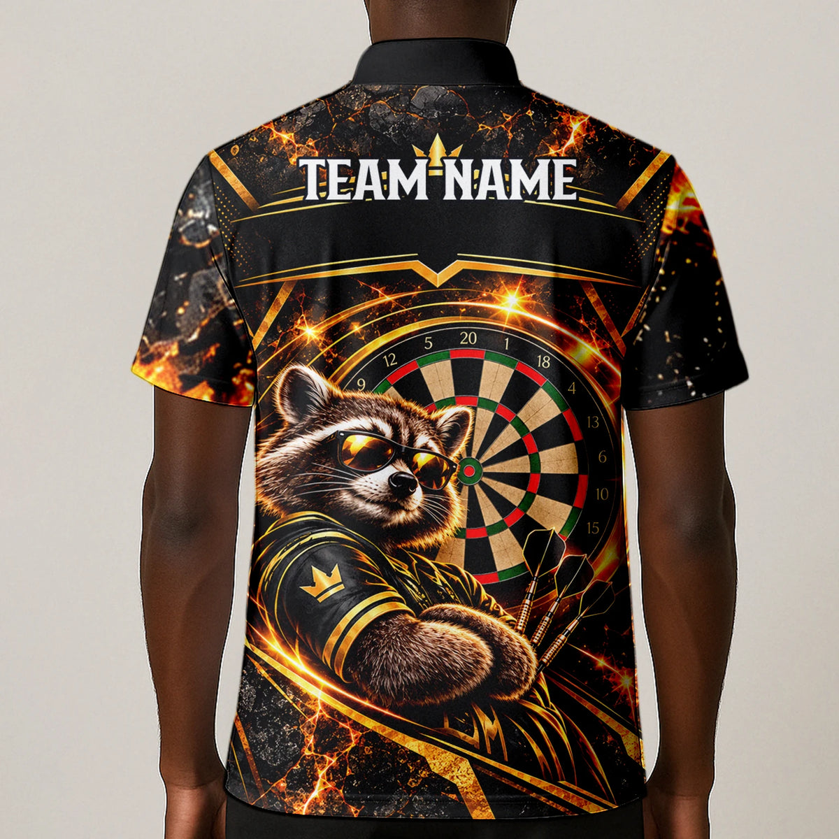Personalisiertes Dartshirt mit schwarz-goldenem Waschbären und Dartscheibe für Herren B7615