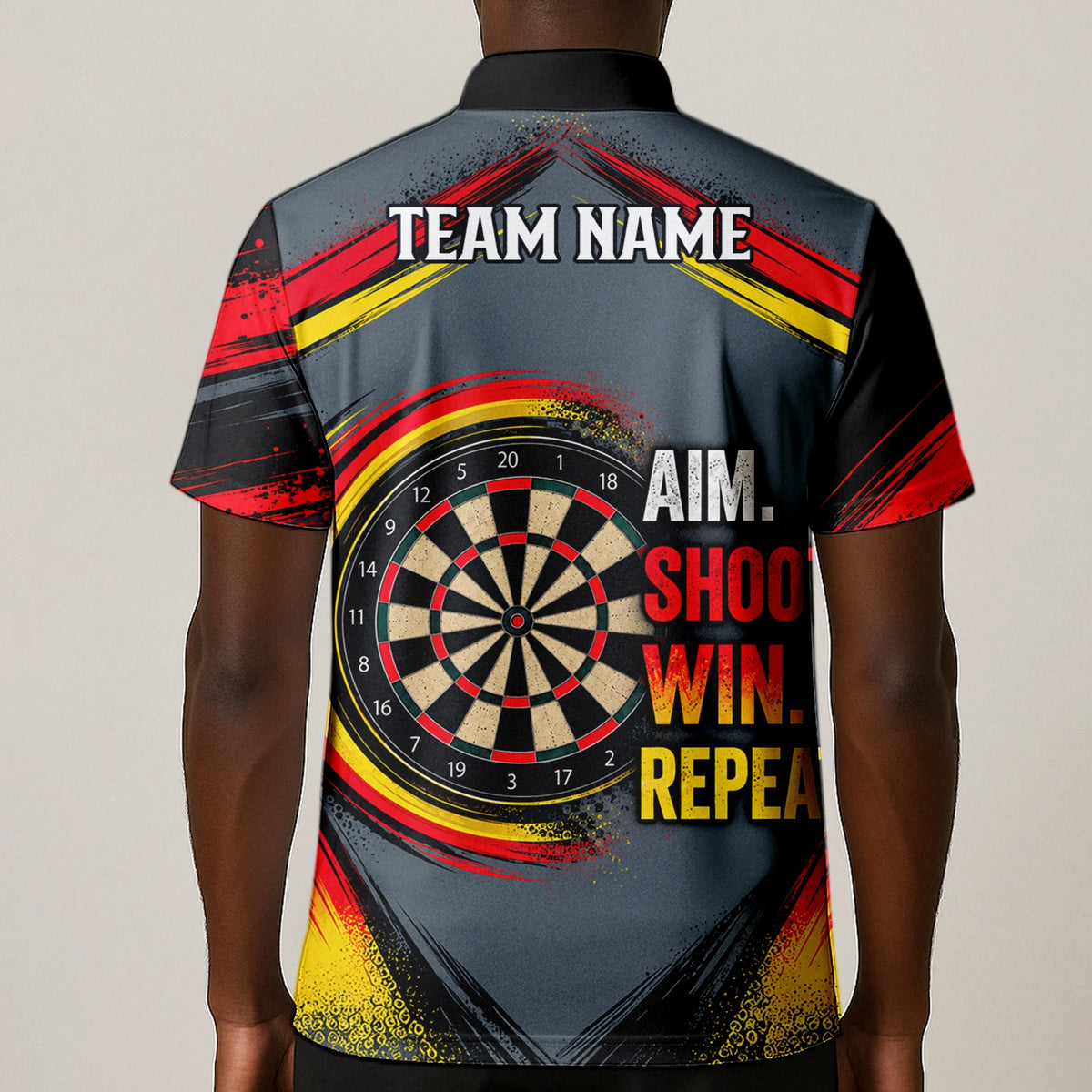 Personalisiertes Dartshirt in Grau, Schwarz, Rot und Gelb mit Dartpfeilen und Dartscheibe für Herren E2718