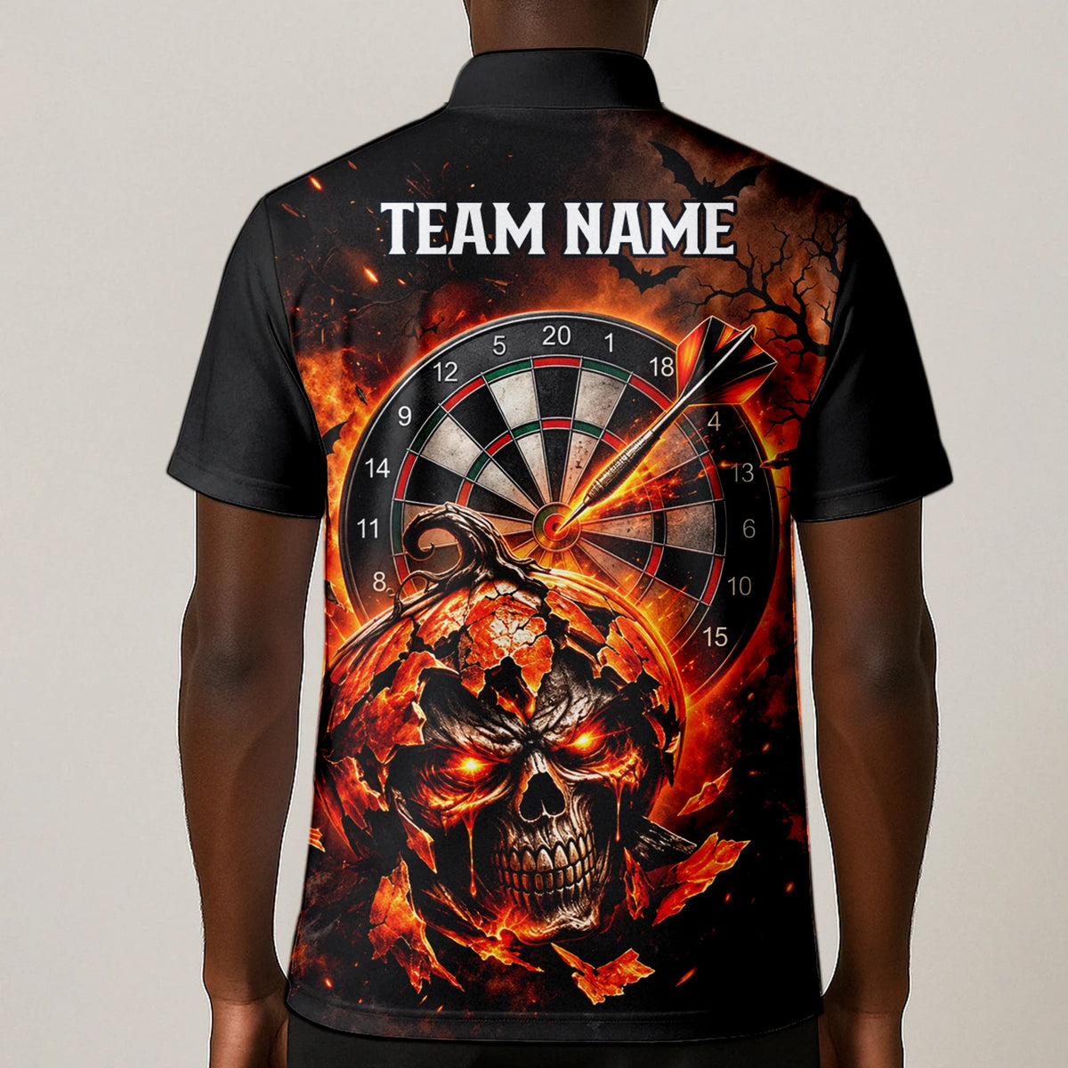 Personalisiertes Dartshirt in Schwarz und Orange mit flammendem Kürbis-Totenkopf und Dartscheibe für Herren S4076