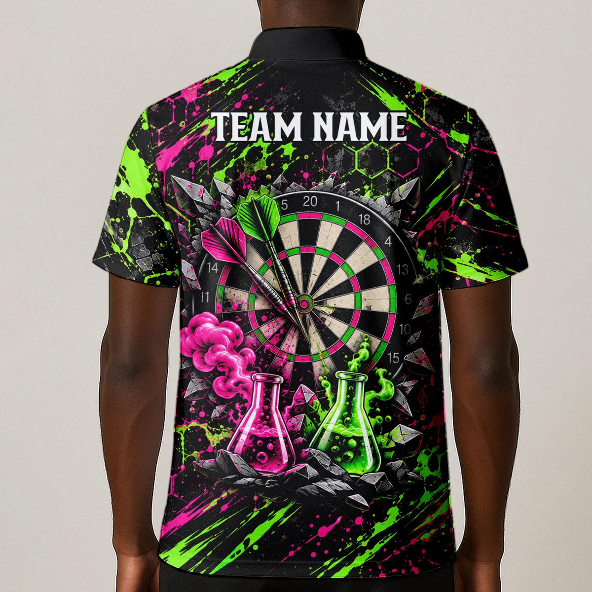 Personalisiertes Dartshirt in Schwarz, Grün und Pink mit verrücktem Wissenschaftler und Dartscheibe für Herren F9179