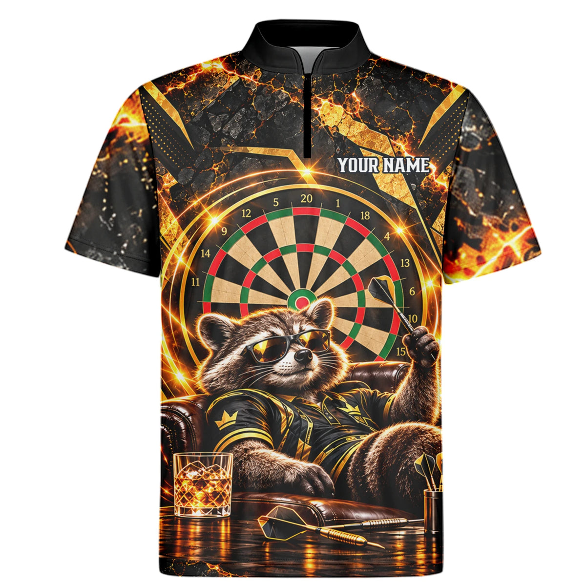 Personalisiertes Dartshirt mit schwarz-goldenem Waschbären und Dartscheibe für Herren B7615
