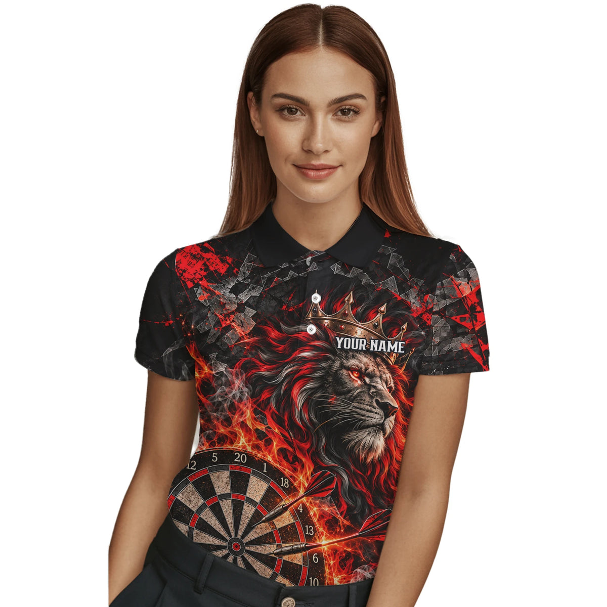 Personalisiertes Dartshirt in Schwarz und Rot mit gekröntem Löwen, Flammen und Dartscheibe für Damen O5343