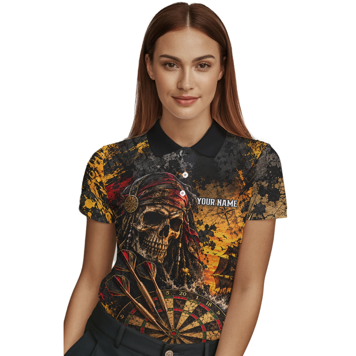 Personalisiertes Dartshirt in Schwarz und Gold mit Piraten-Totenkopf, Segelschiff und Dartscheibe für Damen N7943