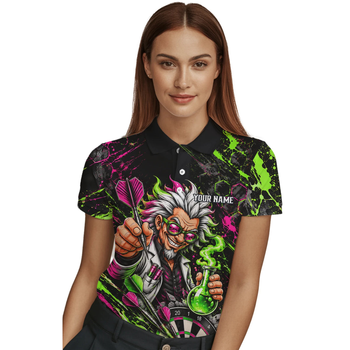 Personalisiertes Dartshirt in Schwarz, Grün und Pink mit verrücktem Wissenschaftler und Dartscheibe für Damen F9179