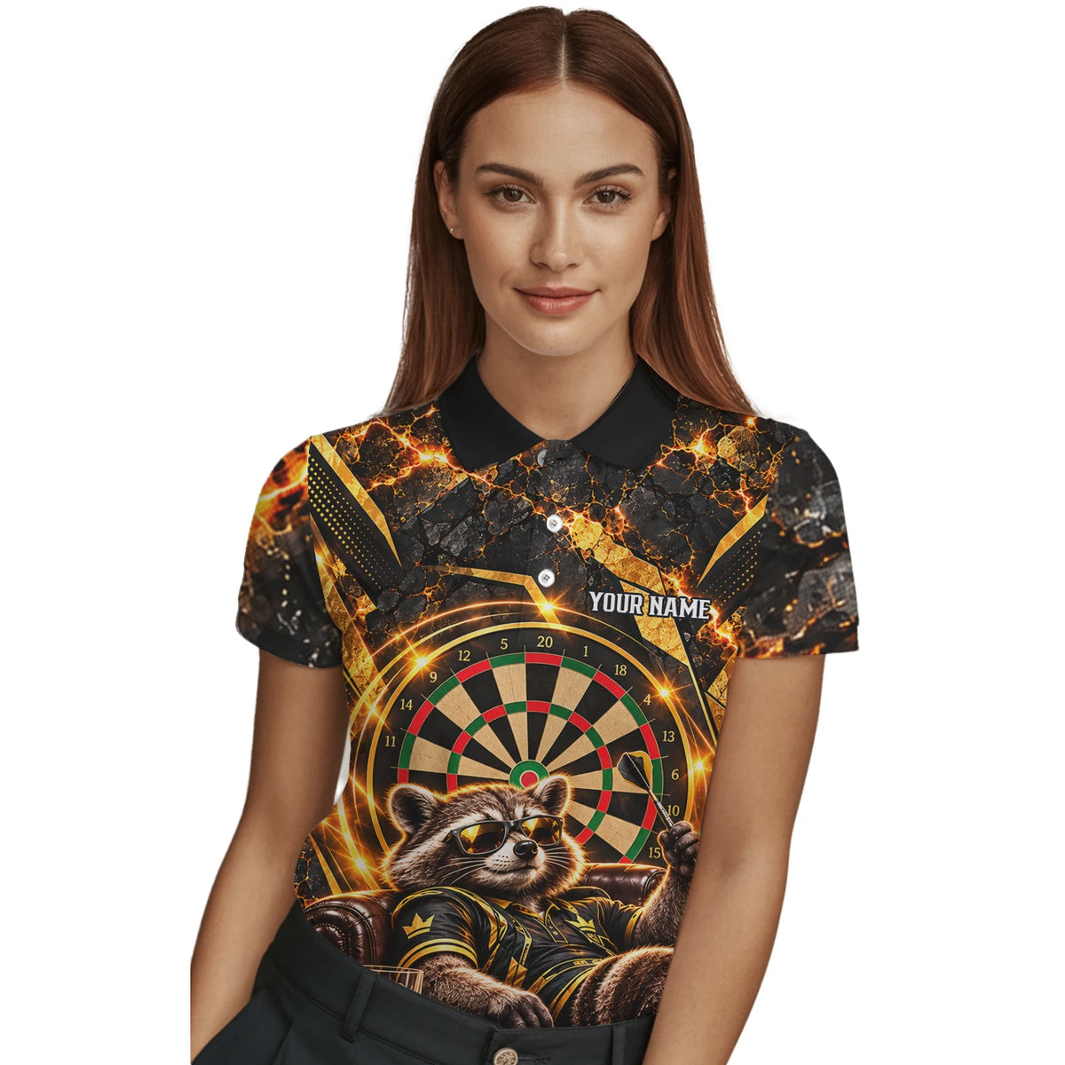 Personalisiertes Dartshirt mit schwarz-goldenem Waschbären und Dartscheibe für Damen B7615