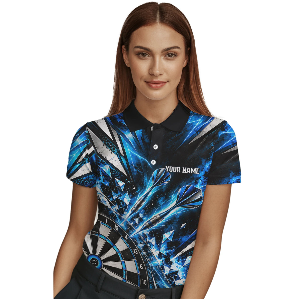 Personalisiertes Dartshirt in Schwarz, Blau und Silber mit geometrischen Splittern, Dartpfeilen und Dartscheibe für Damen N0176