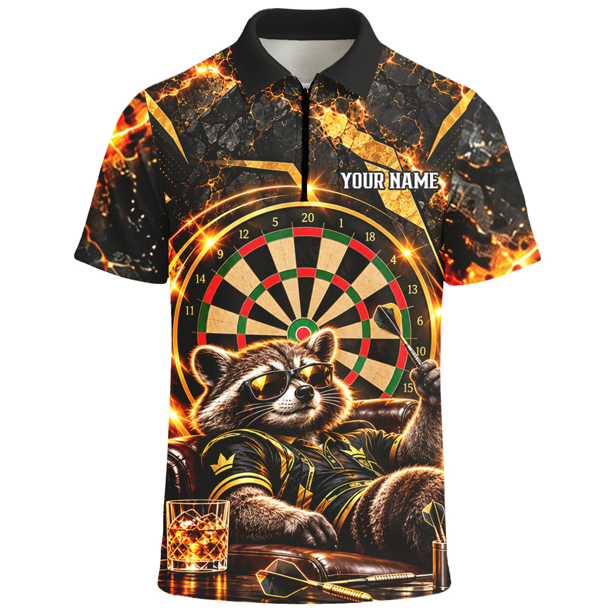 Personalisiertes Dartshirt mit schwarz-goldenem Waschbären und Dartscheibe für Herren B7615