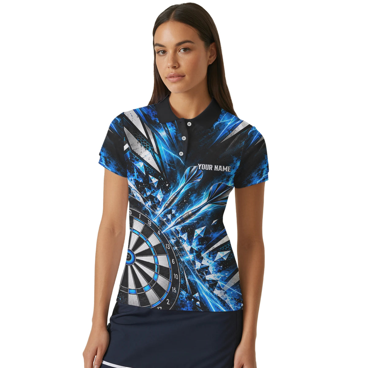 Personalisiertes Dartshirt in Schwarz, Blau und Silber mit geometrischen Splittern, Dartpfeilen und Dartscheibe für Damen N0176