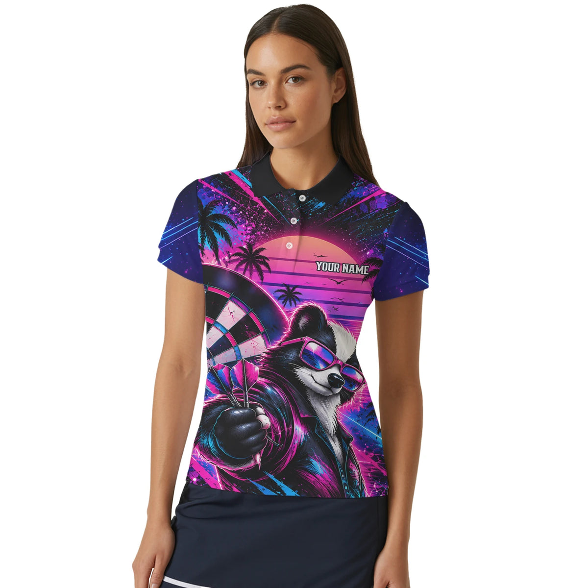 Personalisiertes Dartshirt in Pink, Lila und Blau mit Neon-Waschbären, Palmen, Sonnenuntergang und Dartscheibe für Damen N5114
