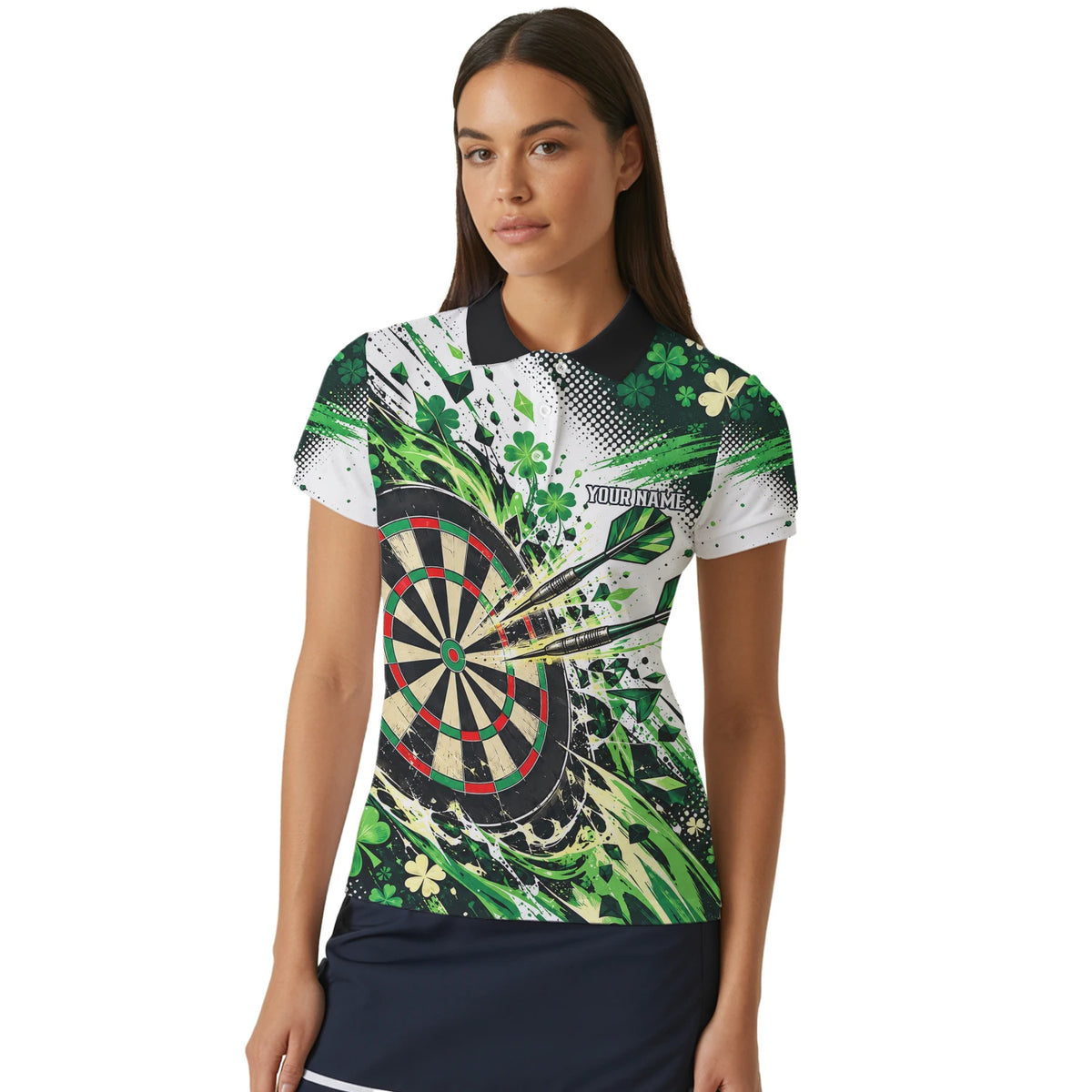 Personalisiertes Dartshirt in Grün, Schwarz und Weiß mit Kleeblättern und Dartscheibe für Damen J0950
