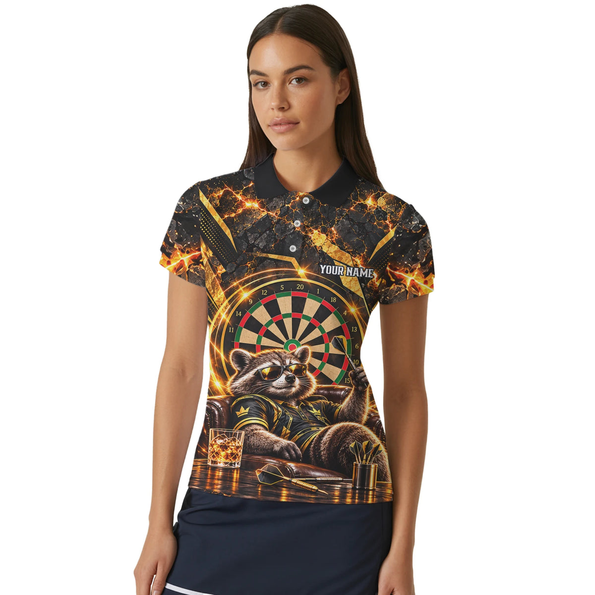 Personalisiertes Dartshirt mit schwarz-goldenem Waschbären und Dartscheibe für Damen B7615