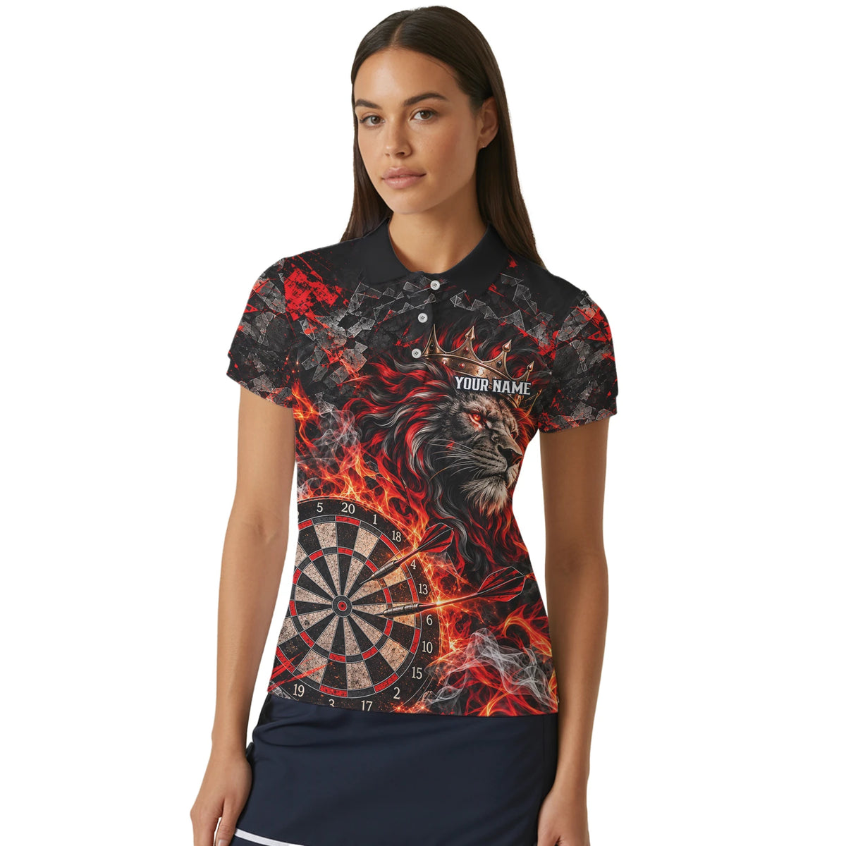 Personalisiertes Dartshirt in Schwarz und Rot mit gekröntem Löwen, Flammen und Dartscheibe für Damen O5343