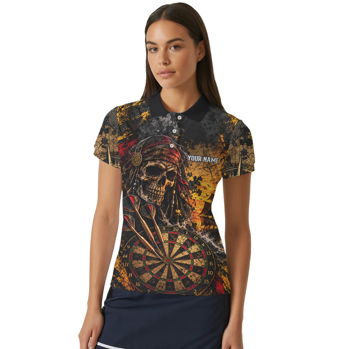 Personalisiertes Dartshirt in Schwarz und Gold mit Piraten-Totenkopf, Segelschiff und Dartscheibe für Damen N7943