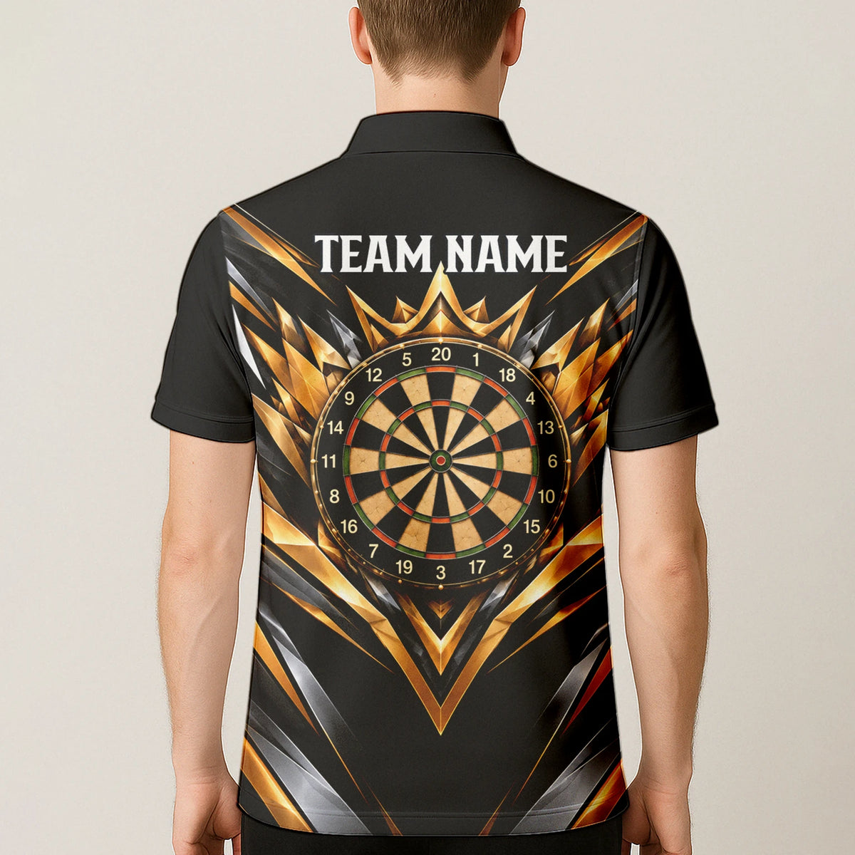 Personalisiertes Dartshirt in Schwarz, Gold und Weiß mit geometrischen Linien, Dartpfeilen, Krone und Dartscheibe für Herren V3775