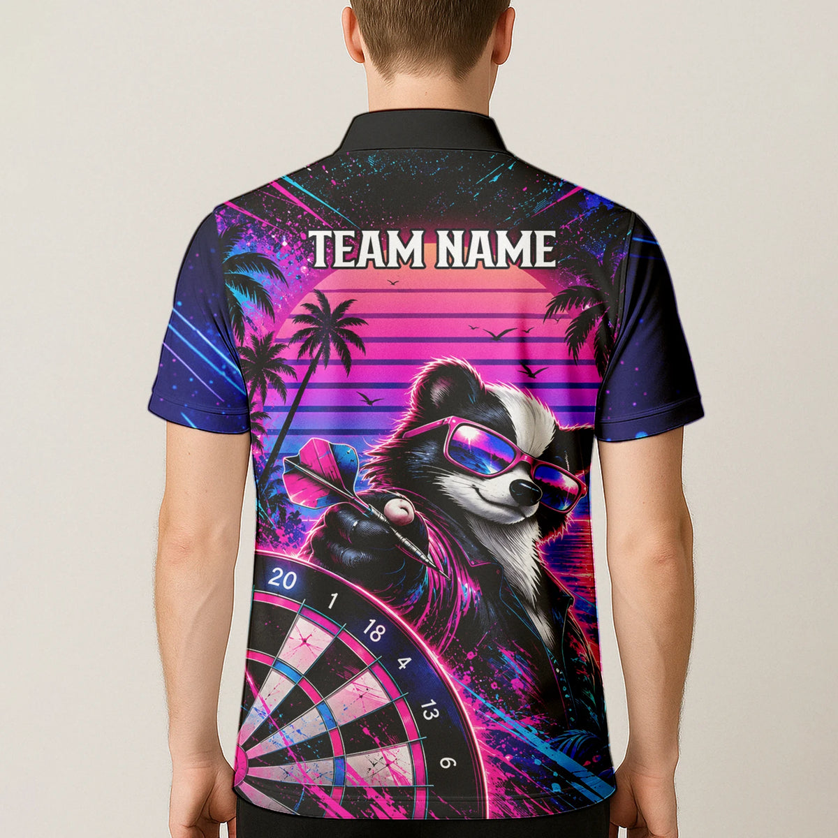 Personalisiertes Dartshirt in Pink, Lila und Blau mit Neon-Waschbären, Palmen, Sonnenuntergang und Dartscheibe für Herren N5114