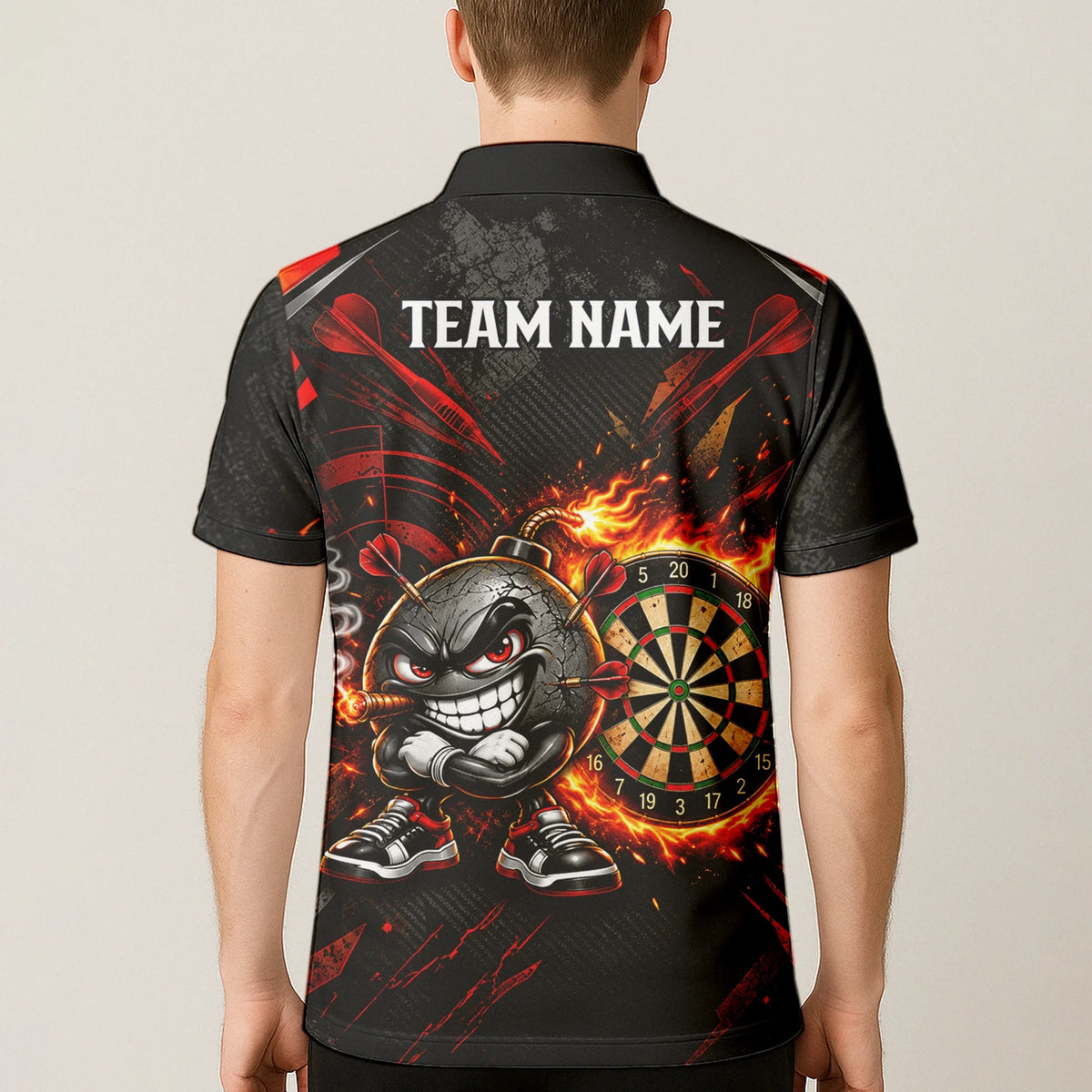 Personalisiertes Dartshirt mit schwarz-roter wütender Comic-Bombe und Dartscheibe für Herren C3423