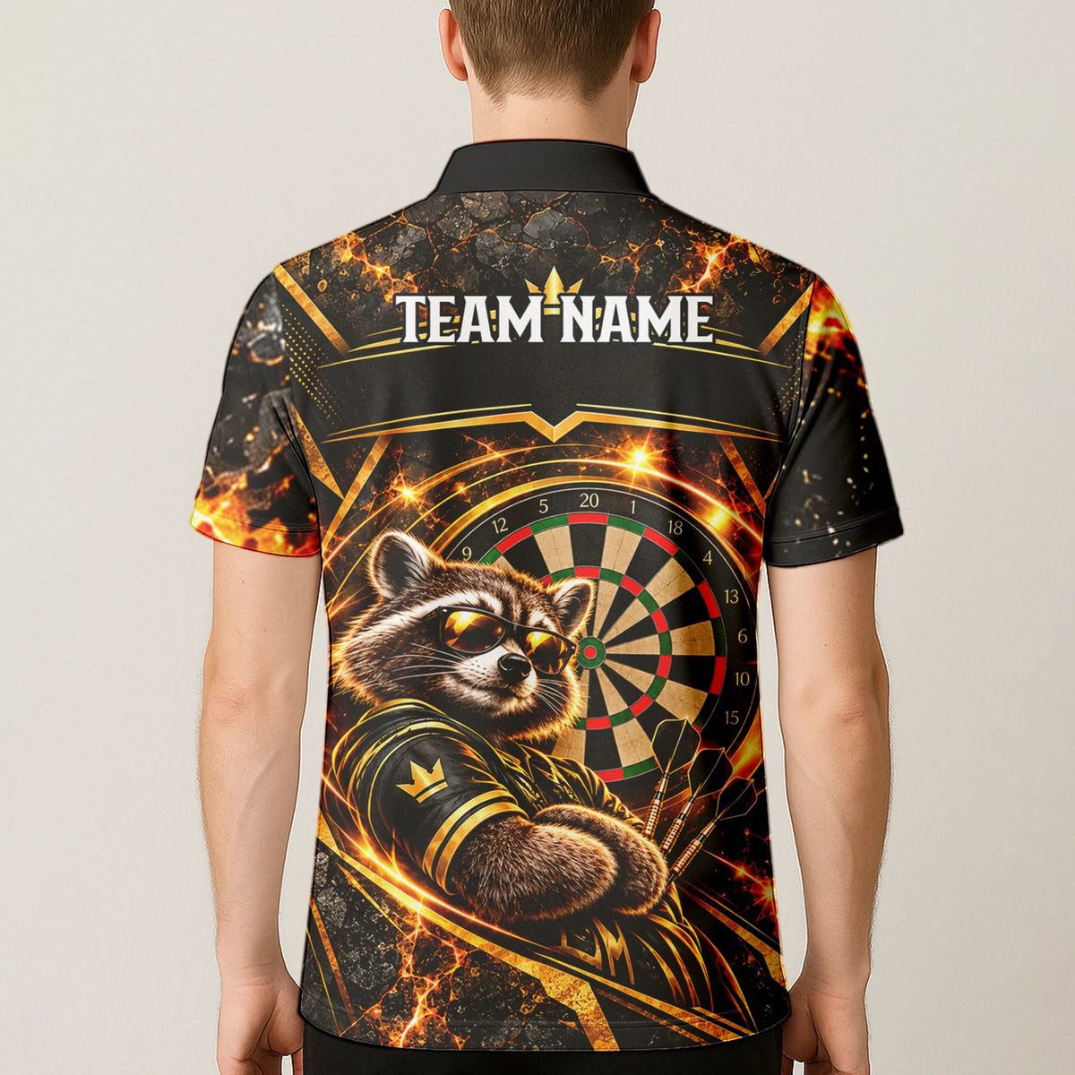 Personalisiertes Dartshirt mit schwarz-goldenem Waschbären und Dartscheibe für Herren B7615