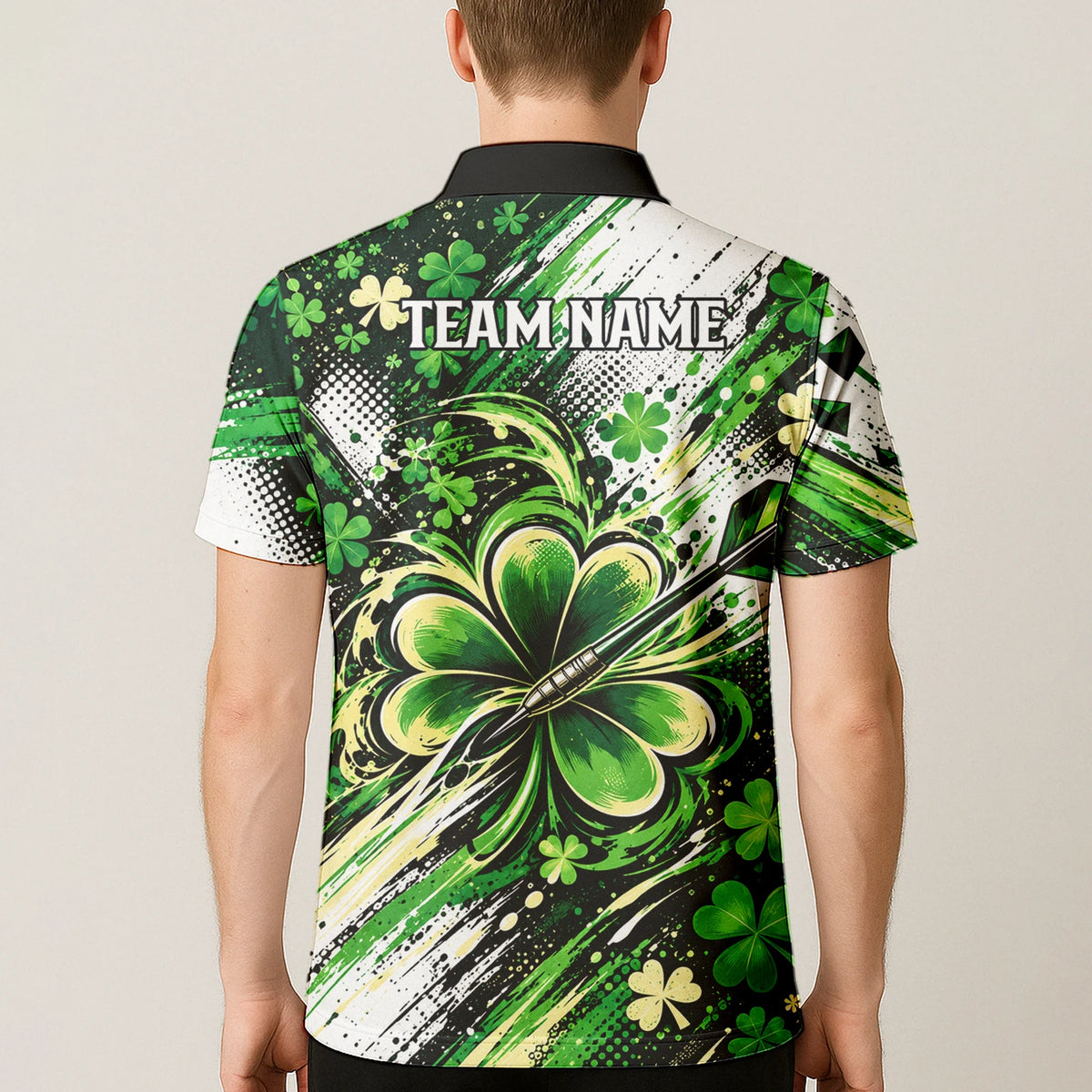 Personalisiertes Dartshirt in Grün, Schwarz und Weiß mit Kleeblättern und Dartscheibe für Herren J0950