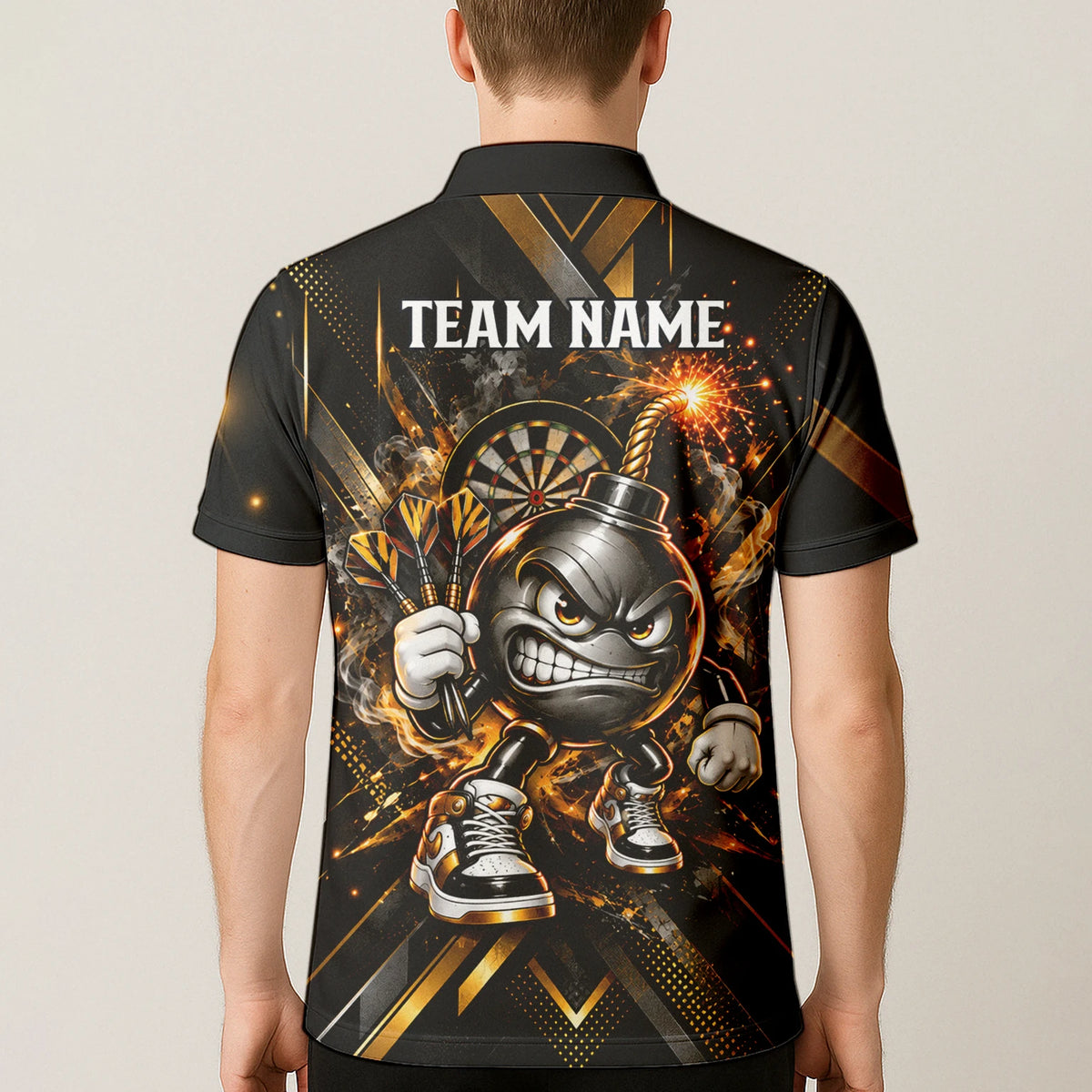 Personalisiertes Dartshirt in Schwarz und Gold mit wütender Comic-Bombe, Pokal und Dartscheibe für Herren R0150
