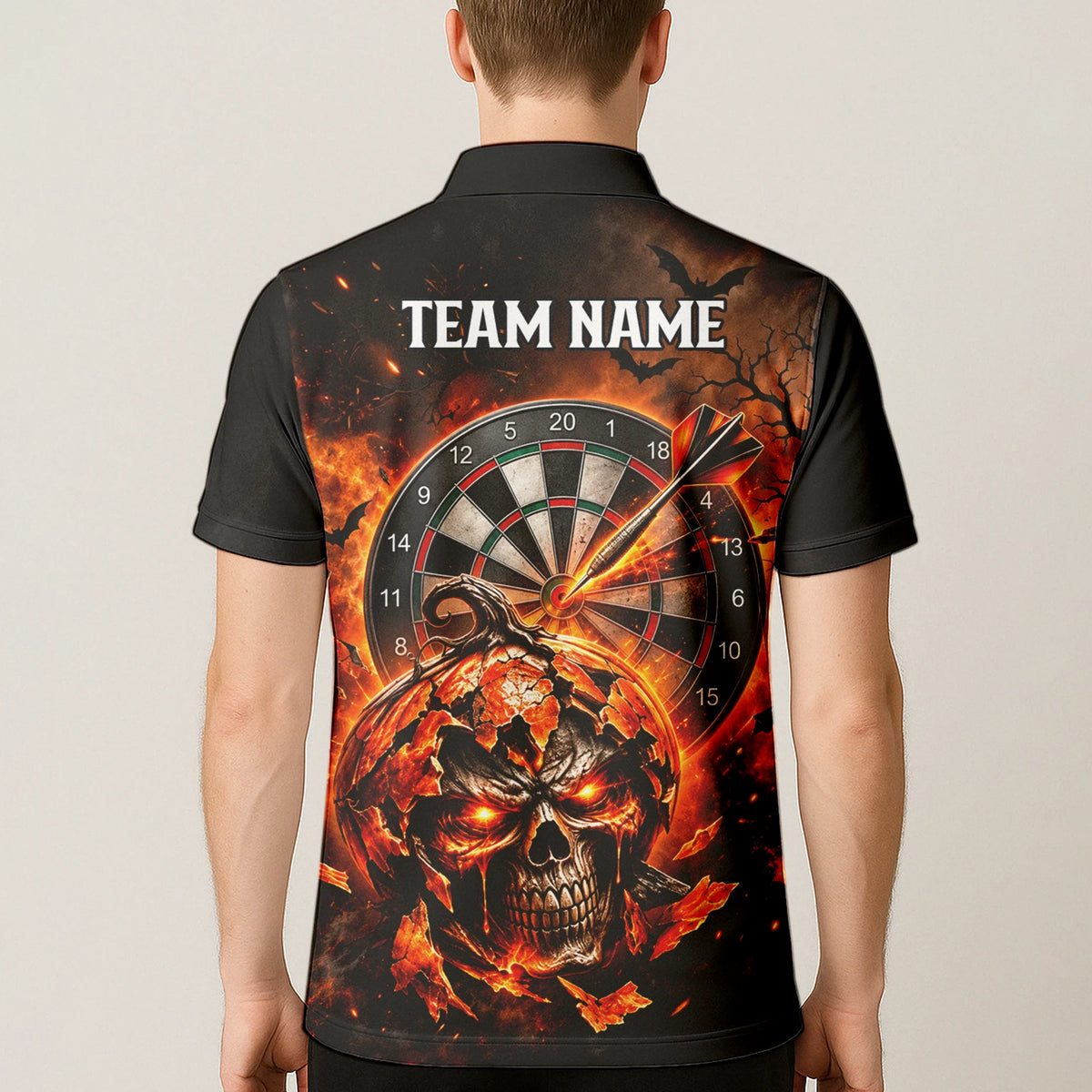 Personalisiertes Dartshirt in Schwarz und Orange mit flammendem Kürbis-Totenkopf und Dartscheibe für Herren S4076