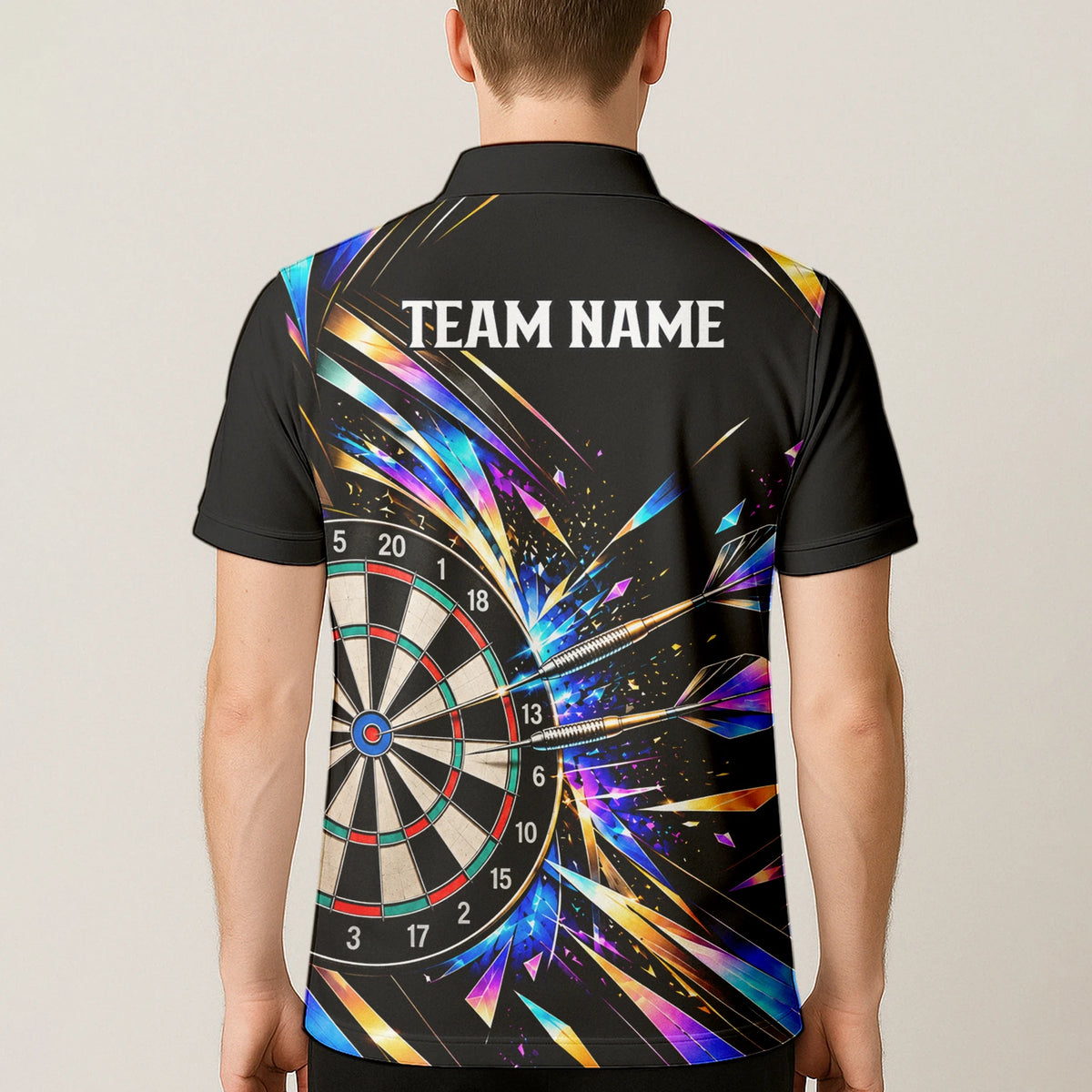 Personalisiertes Dartshirt in Schwarz mit bunten geometrischen Splittern und Dartscheibe für Herren L2897