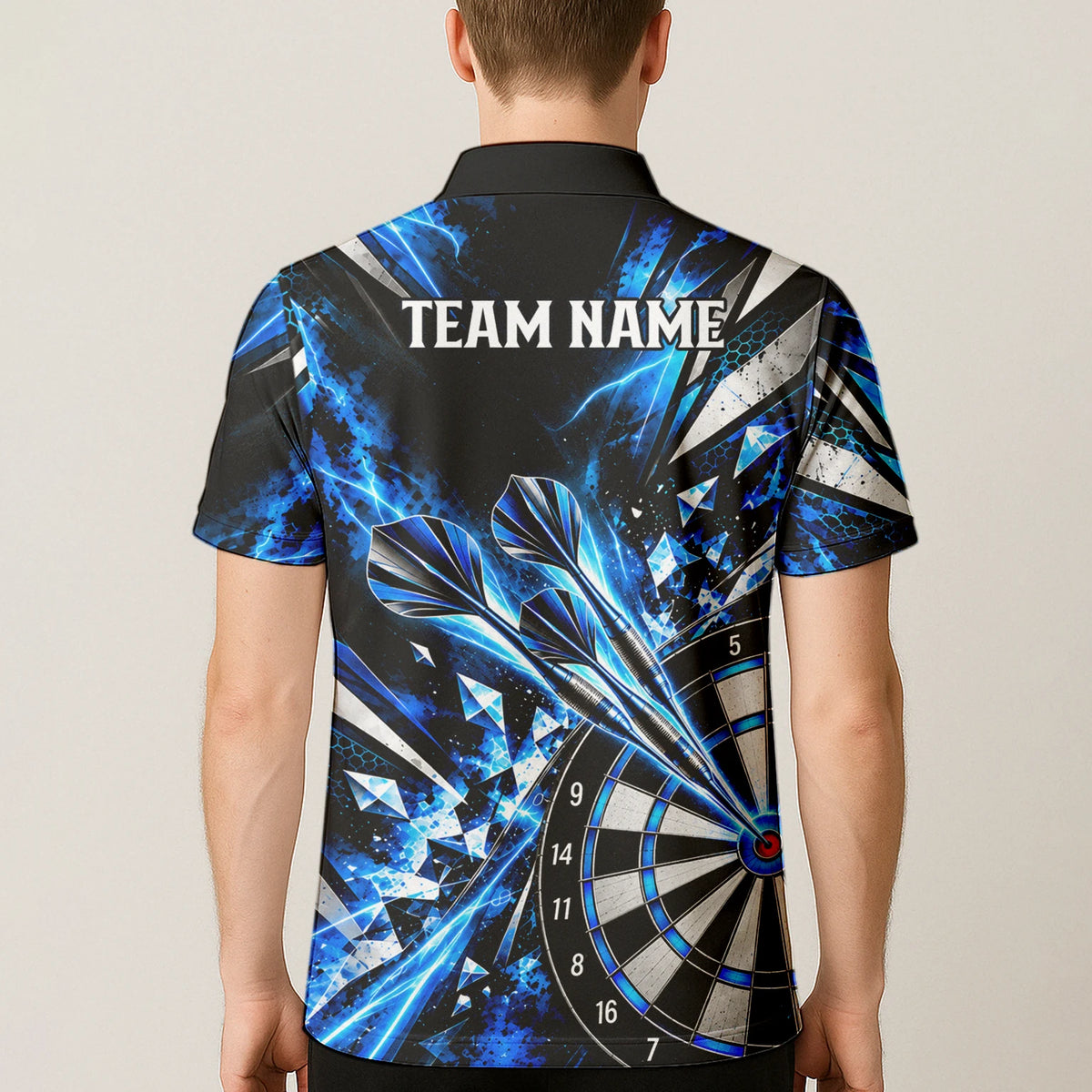 Personalisiertes Dartshirt in Schwarz, Blau und Silber mit geometrischen Splittern, Dartpfeilen und Dartscheibe für Herren N0176