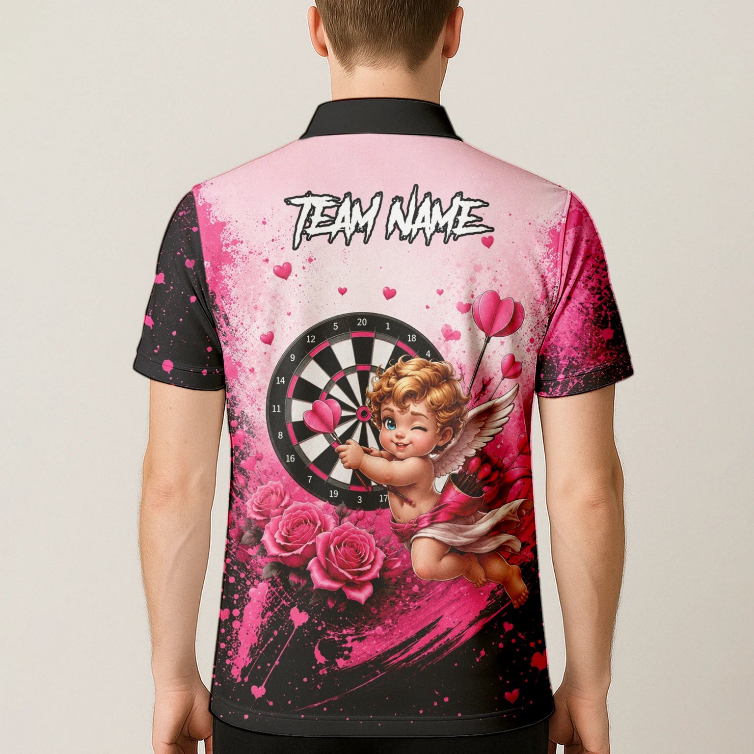 Personalisiertes Pink-schwarzes Amor-Dartboard Dartshirt für Herren I643